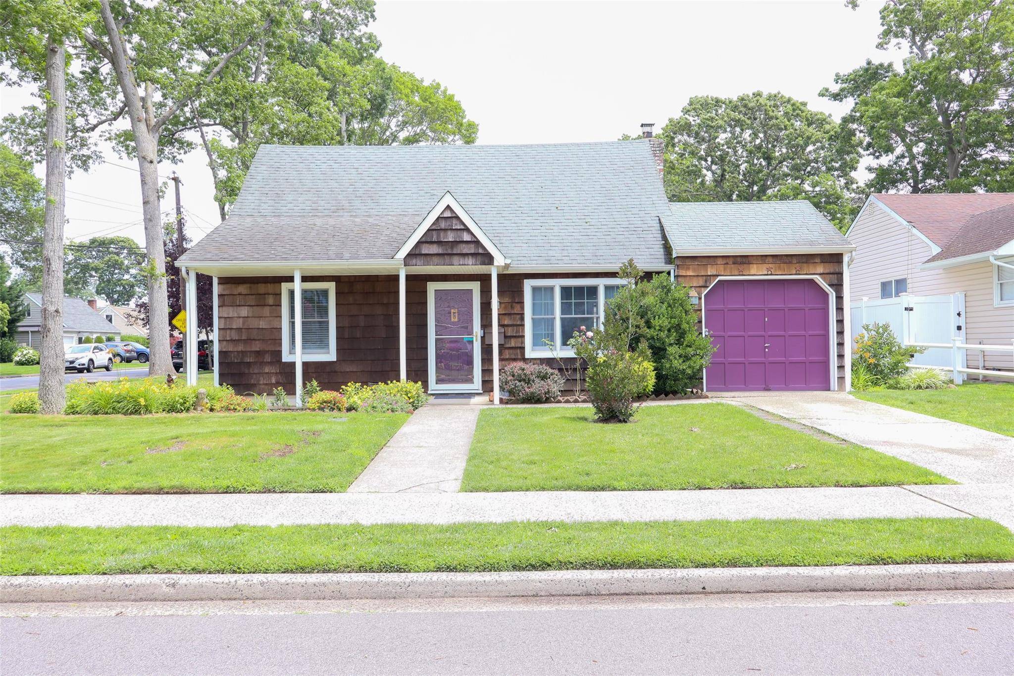 Massapequa, NY 11758,594 Central AVE