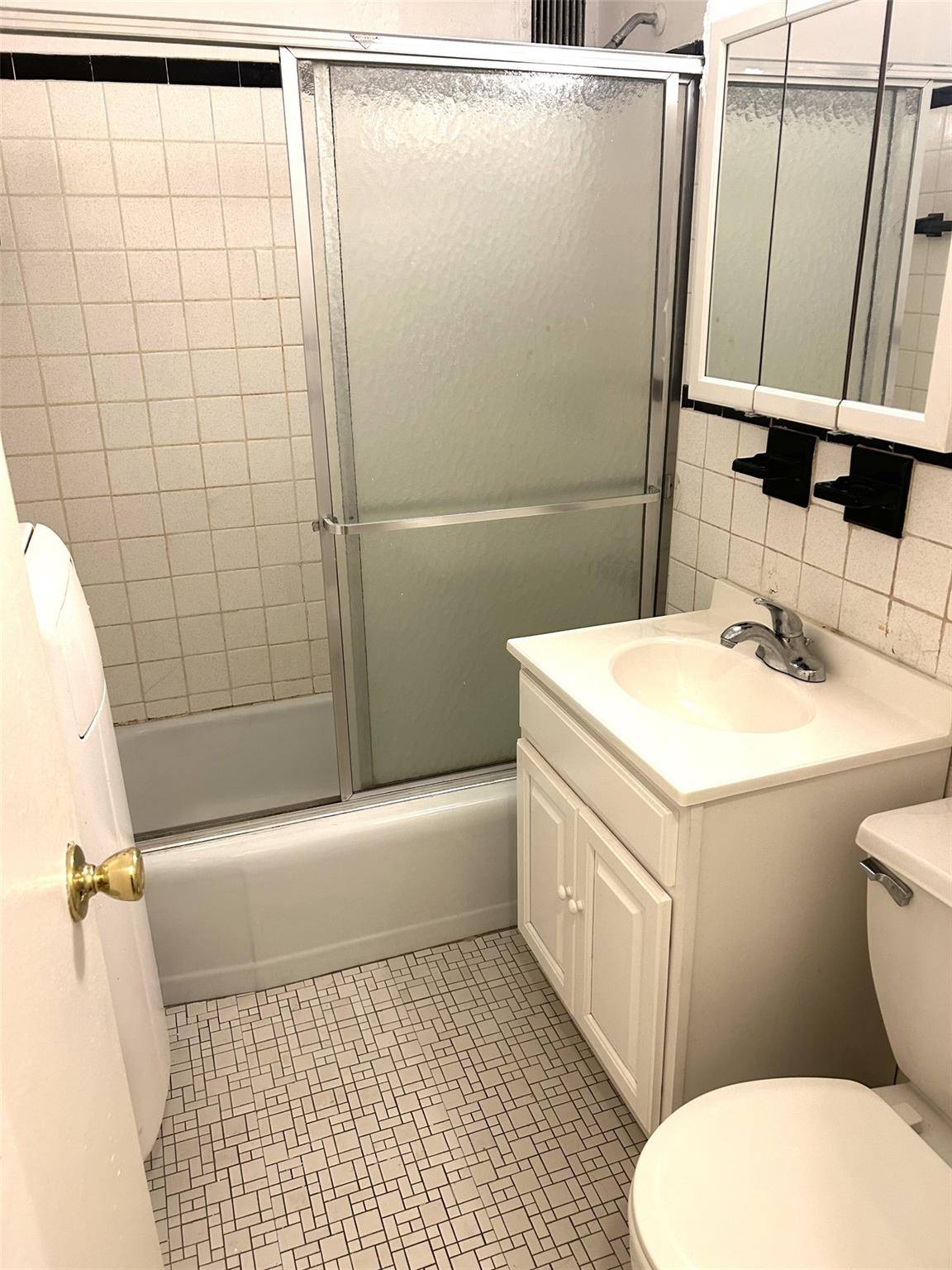Elmhurst, NY 11373,81-11 45 AVE #3
