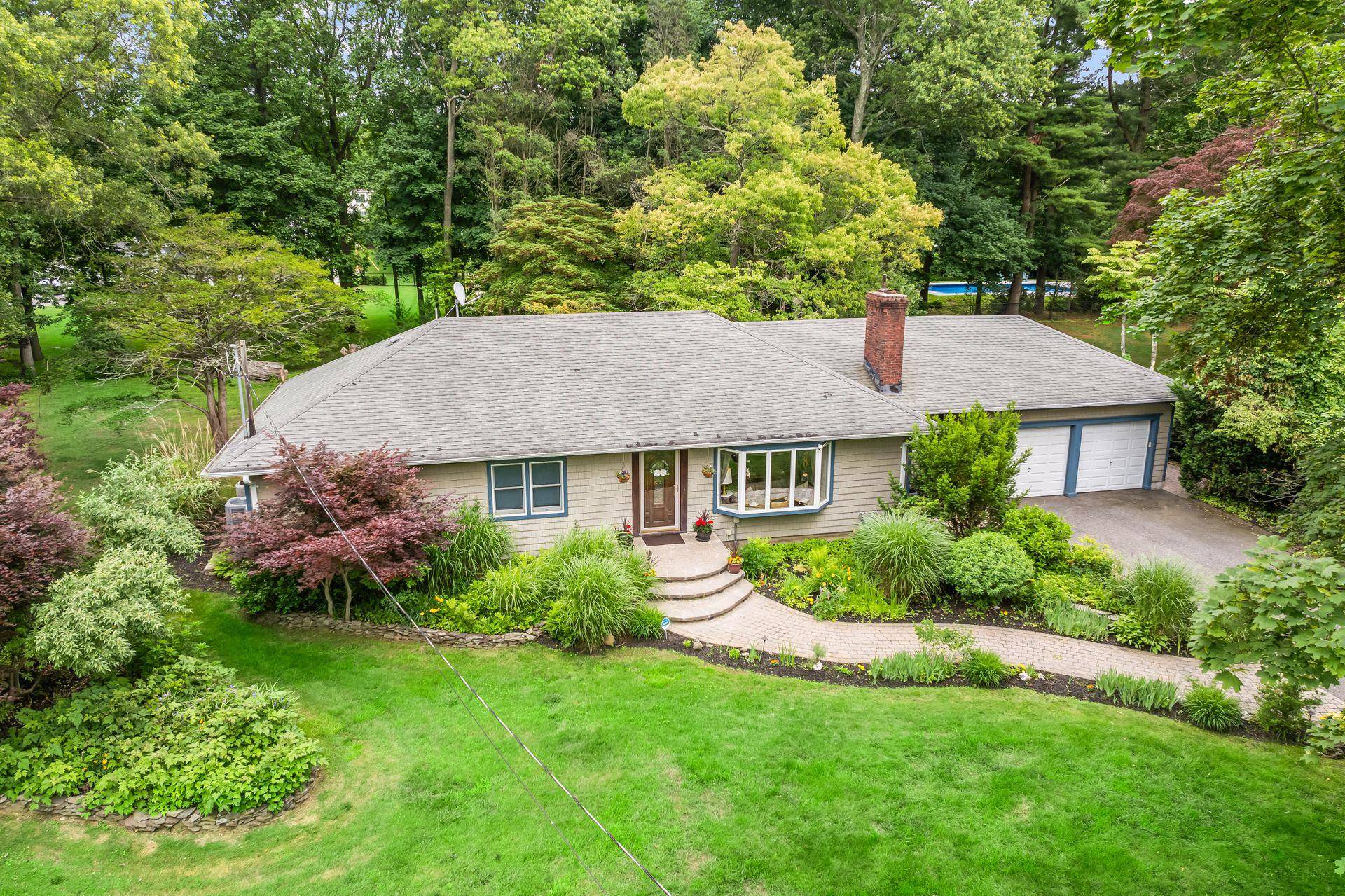 Huntington, NY 11743,3 Holst DR
