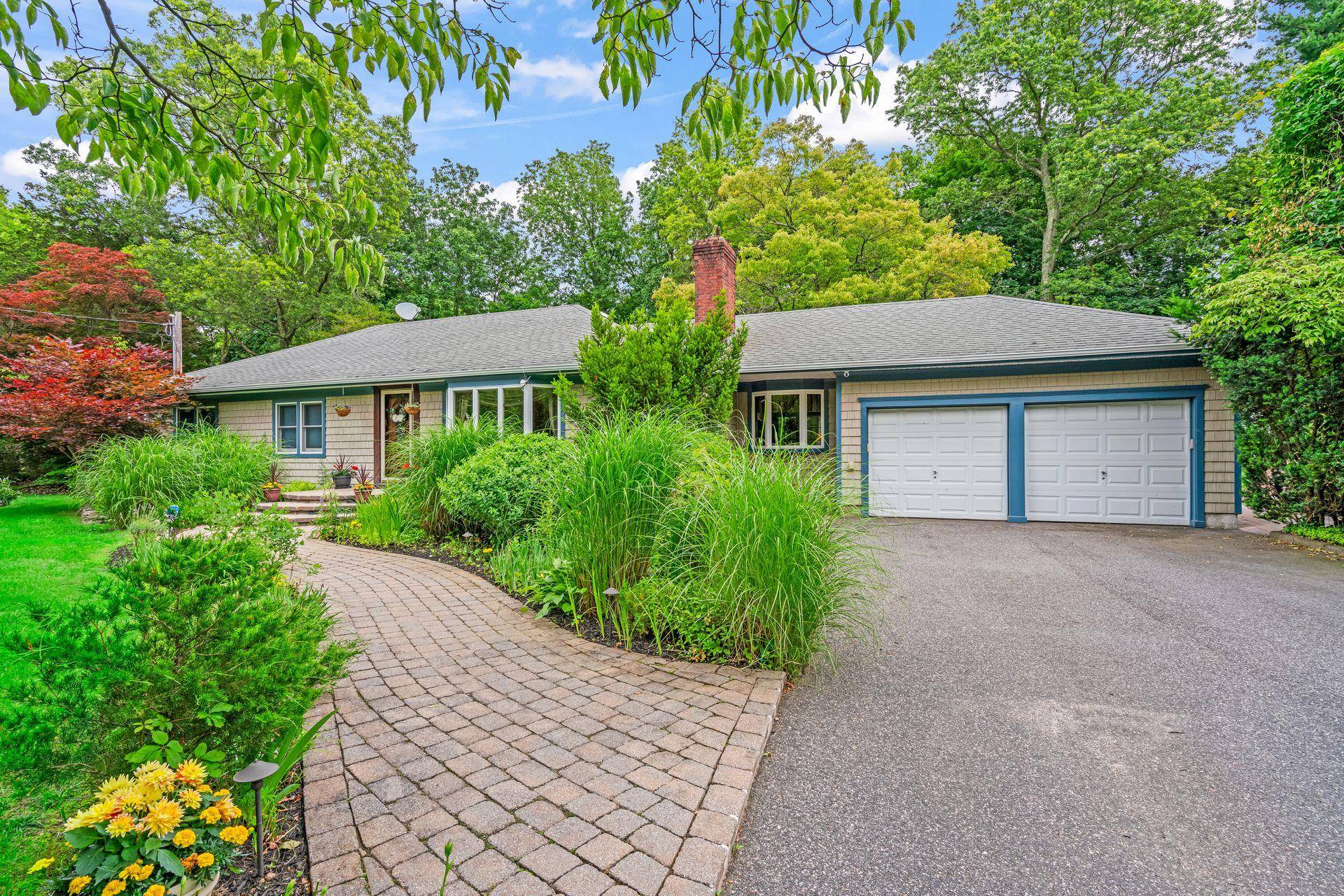 Huntington, NY 11743,3 Holst DR