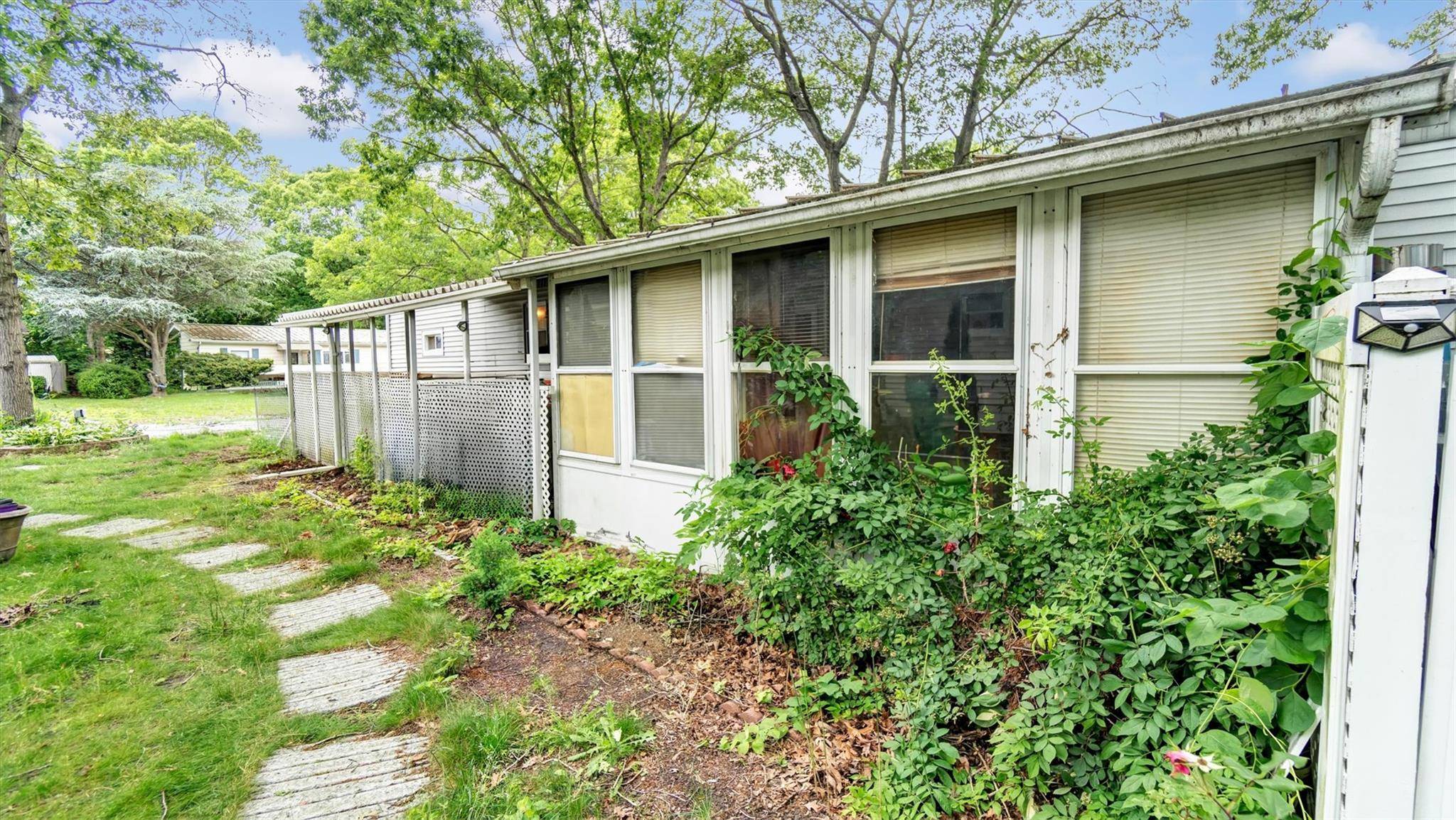 Bohemia, NY 11716,22 Daisy DR