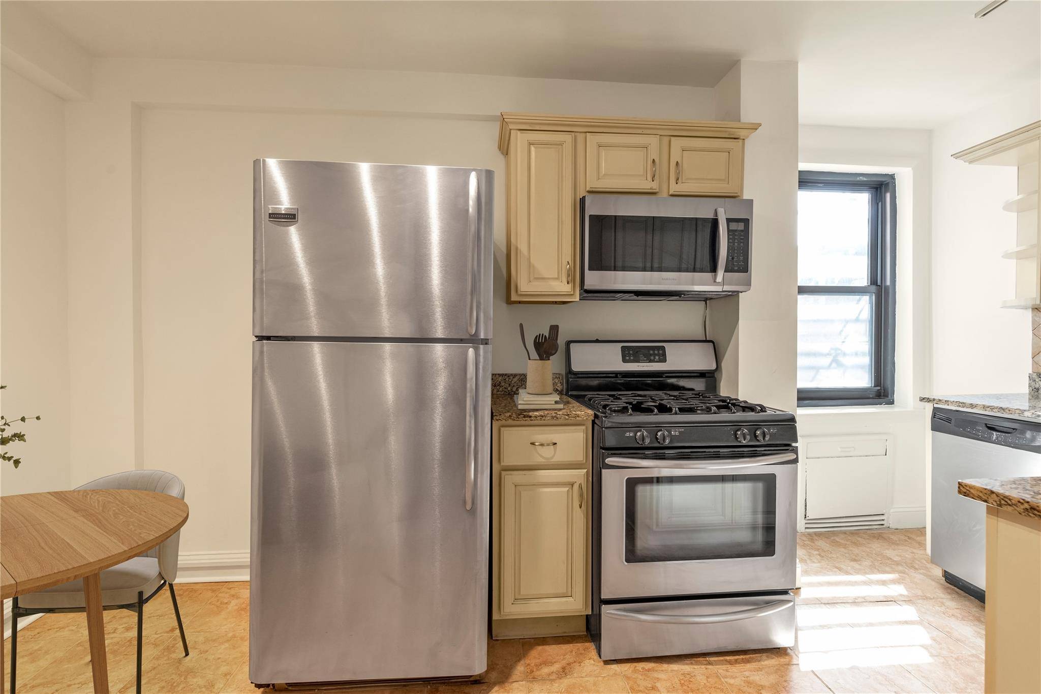 Bayside, NY 11364,212-04 75th AVE #4J
