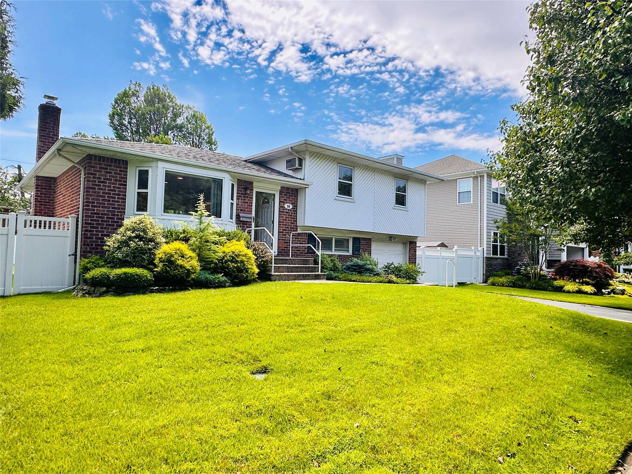 Syosset, NY 11791,16 Warren DR