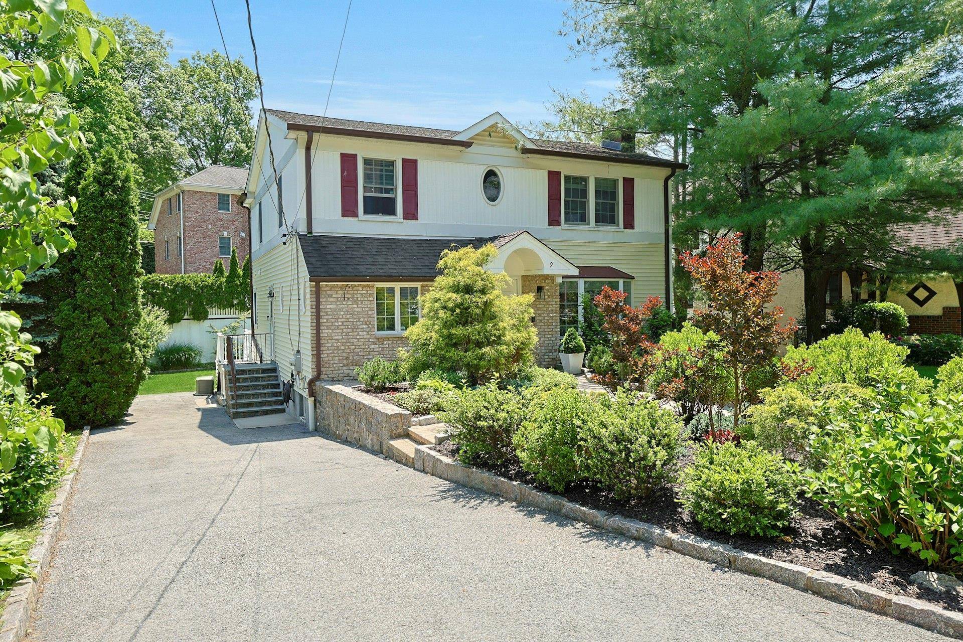 Scarsdale, NY 10583,9 Dogwood DR