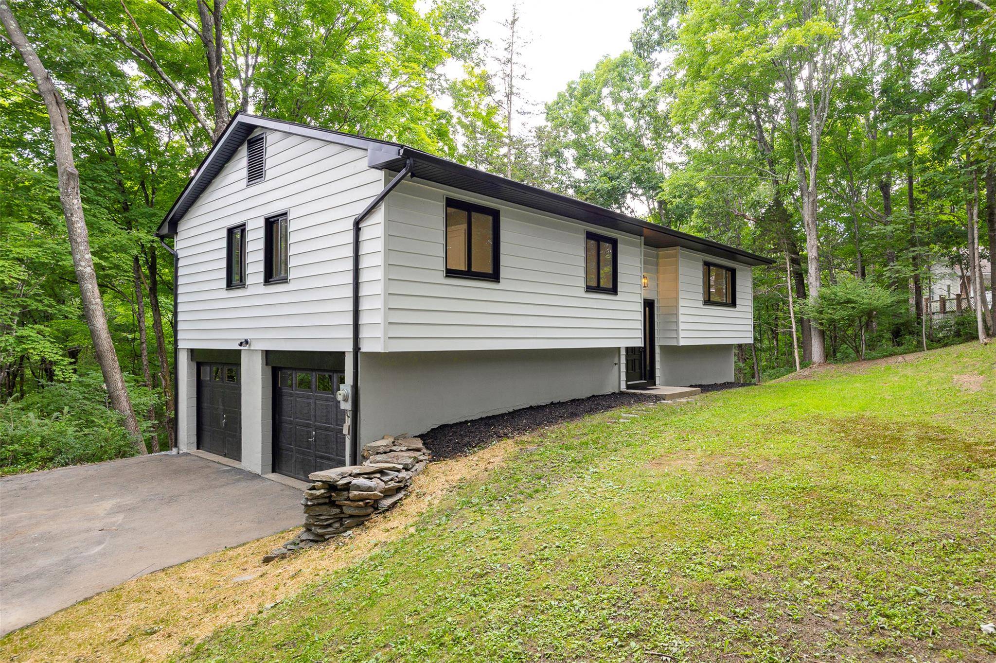 Pleasant Valley, NY 12569,33 Stirrup LN