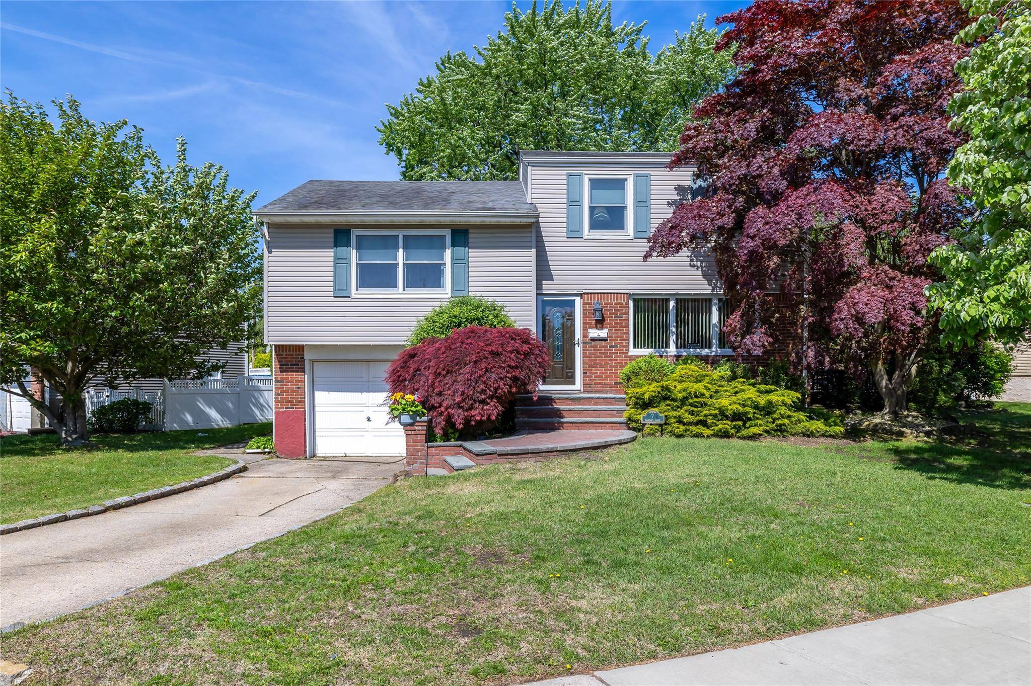Plainview, NY 11803,7 Garnet LN