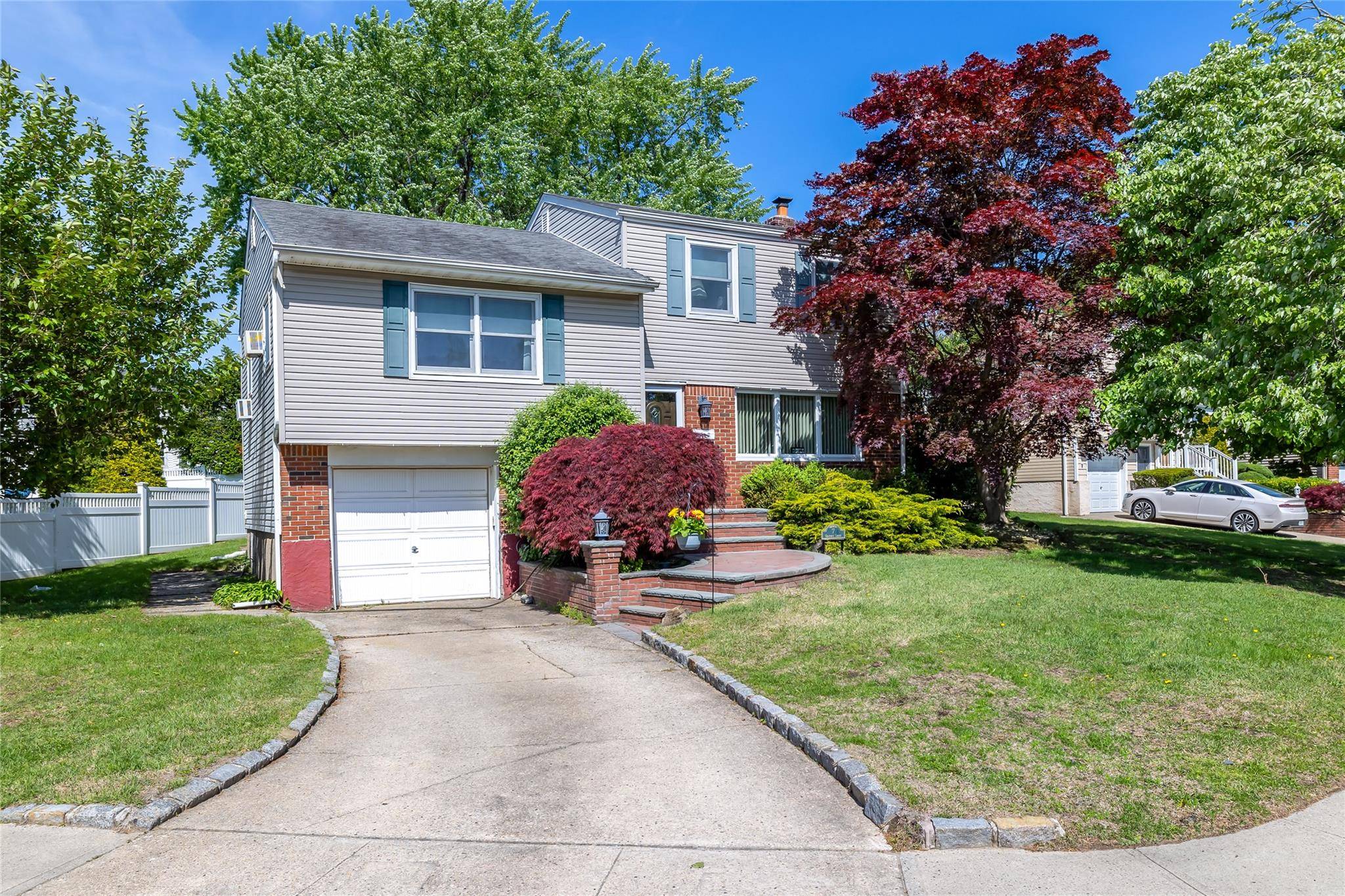 Plainview, NY 11803,7 Garnet LN