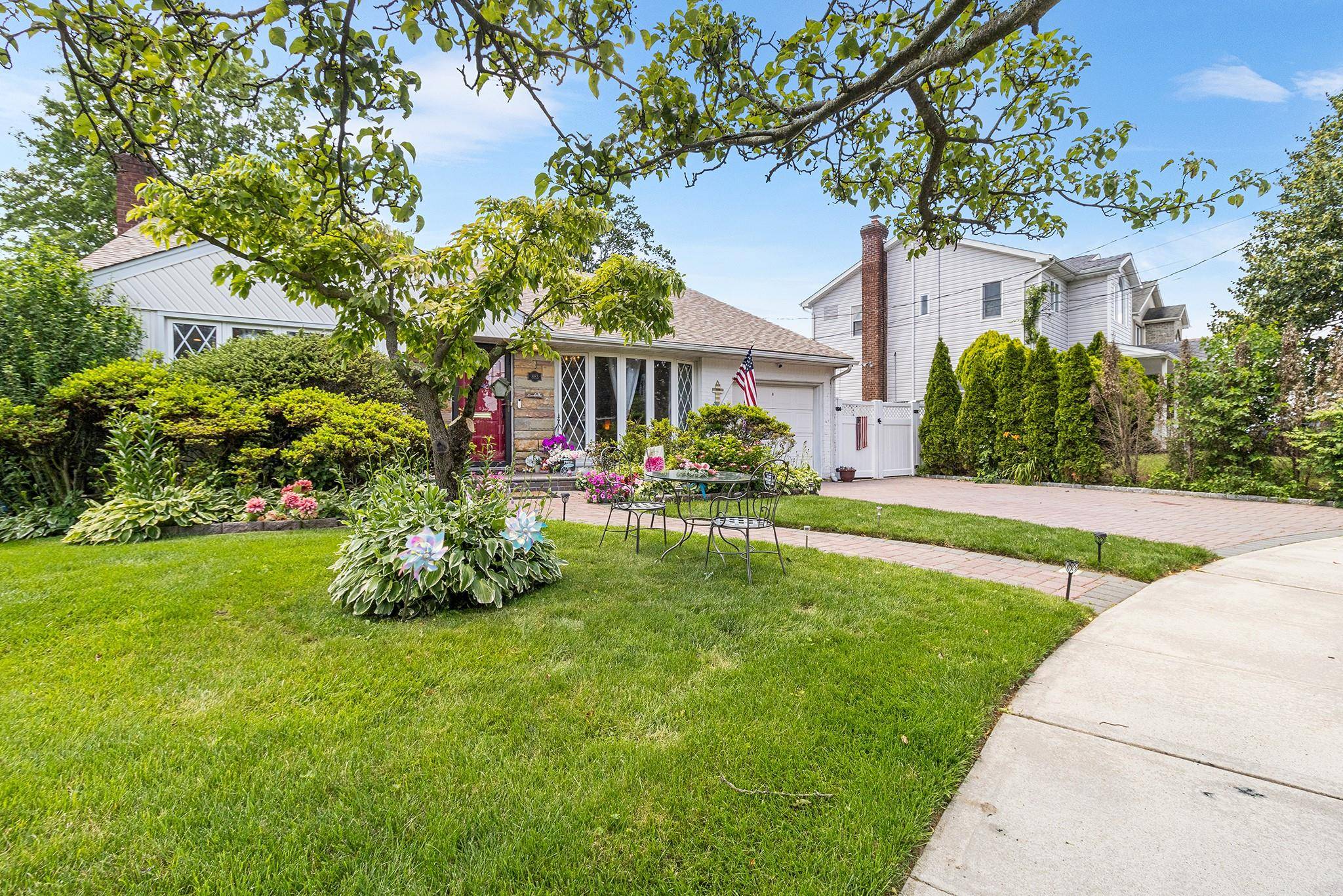 Franklin Square, NY 11010,883 Saint James PL