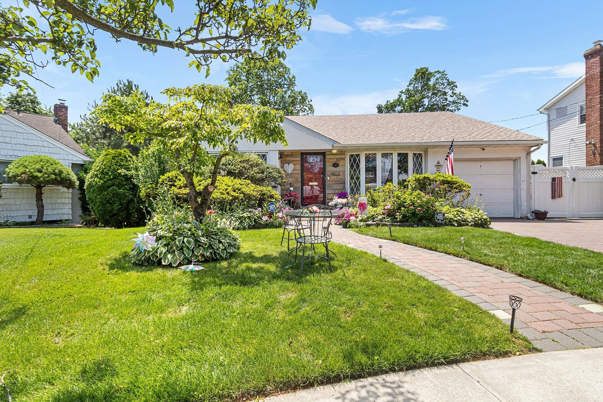 Franklin Square, NY 11010,883 Saint James PL