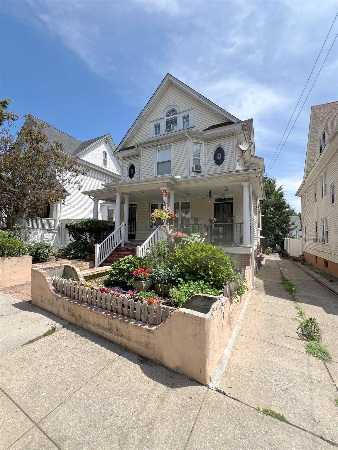 Woodhaven, NY 11421,84-21 88th ST