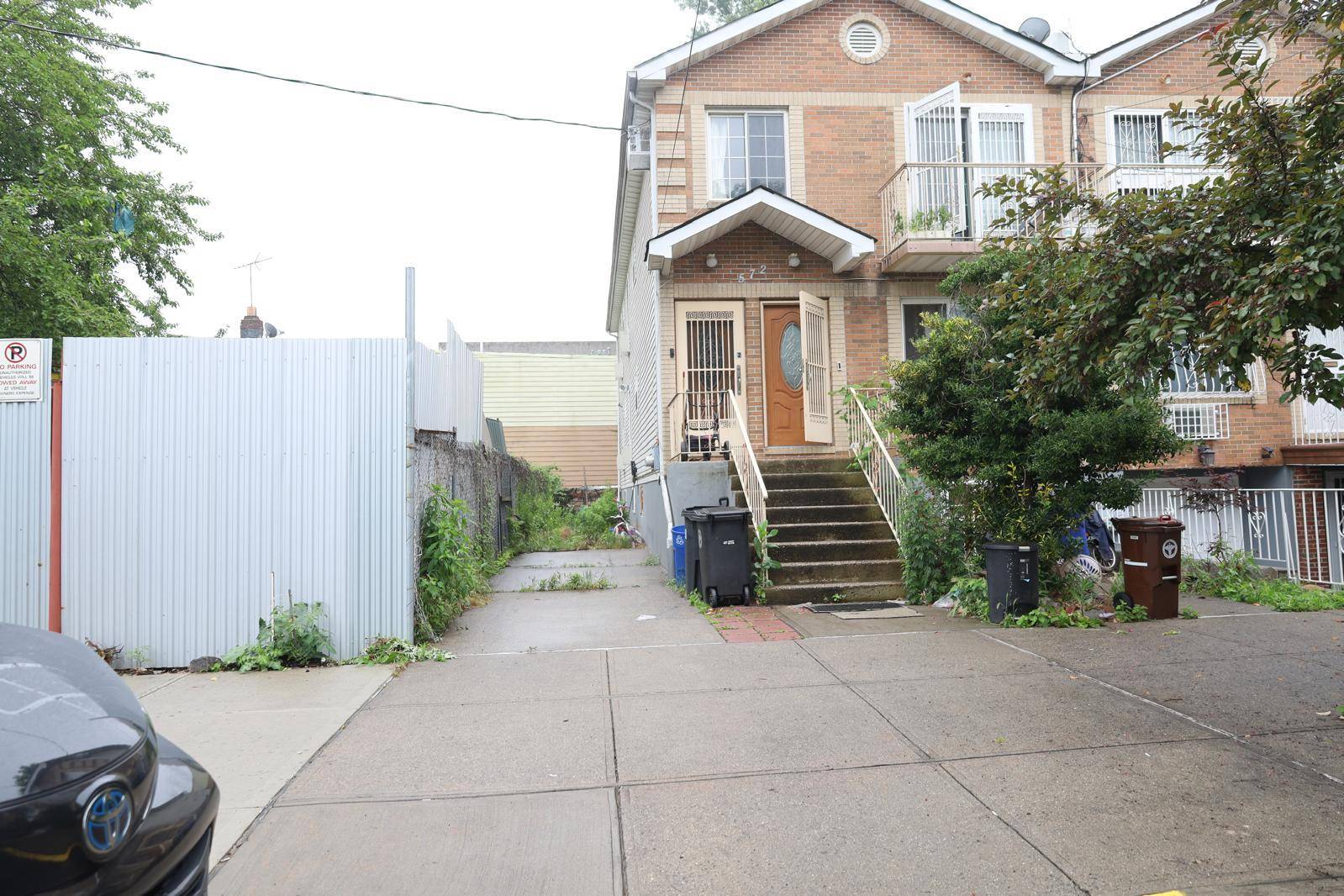 Brooklyn, NY 11207,572 GLENMORE AVENUE