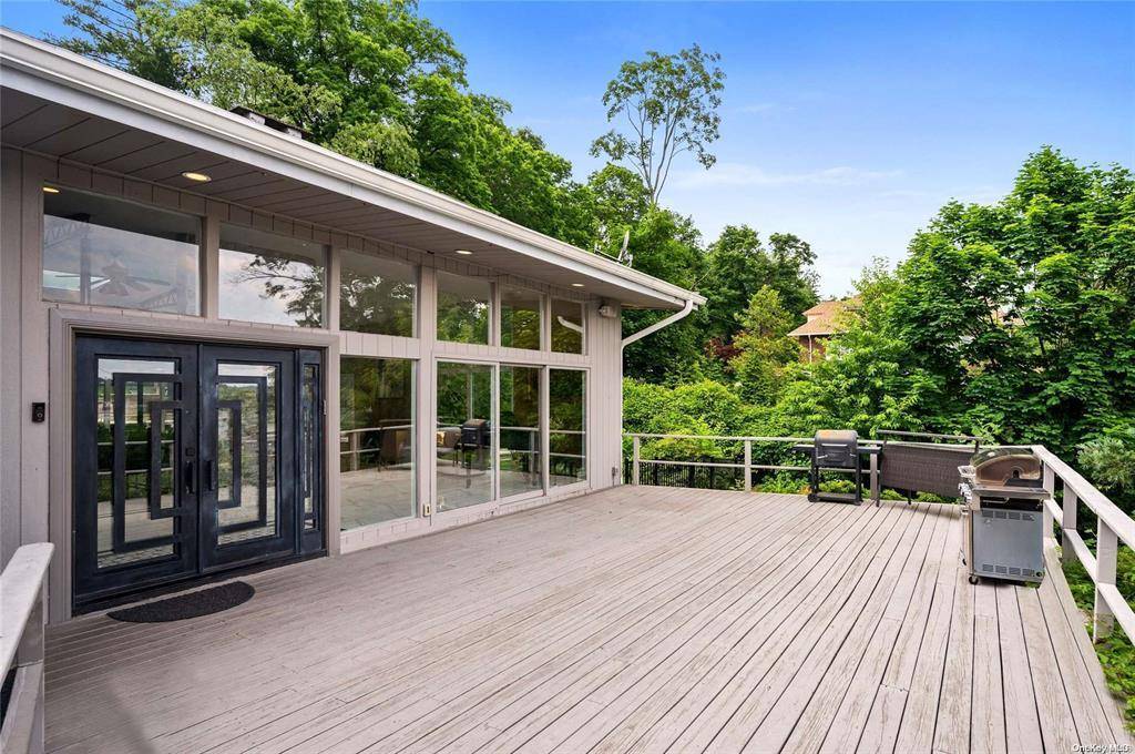 Great Neck, NY 11024,337 E Shore RD