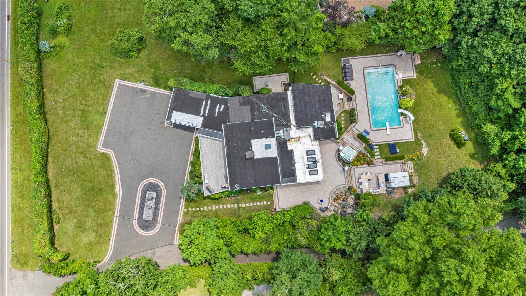 Great Neck, NY 11024,337 E Shore RD