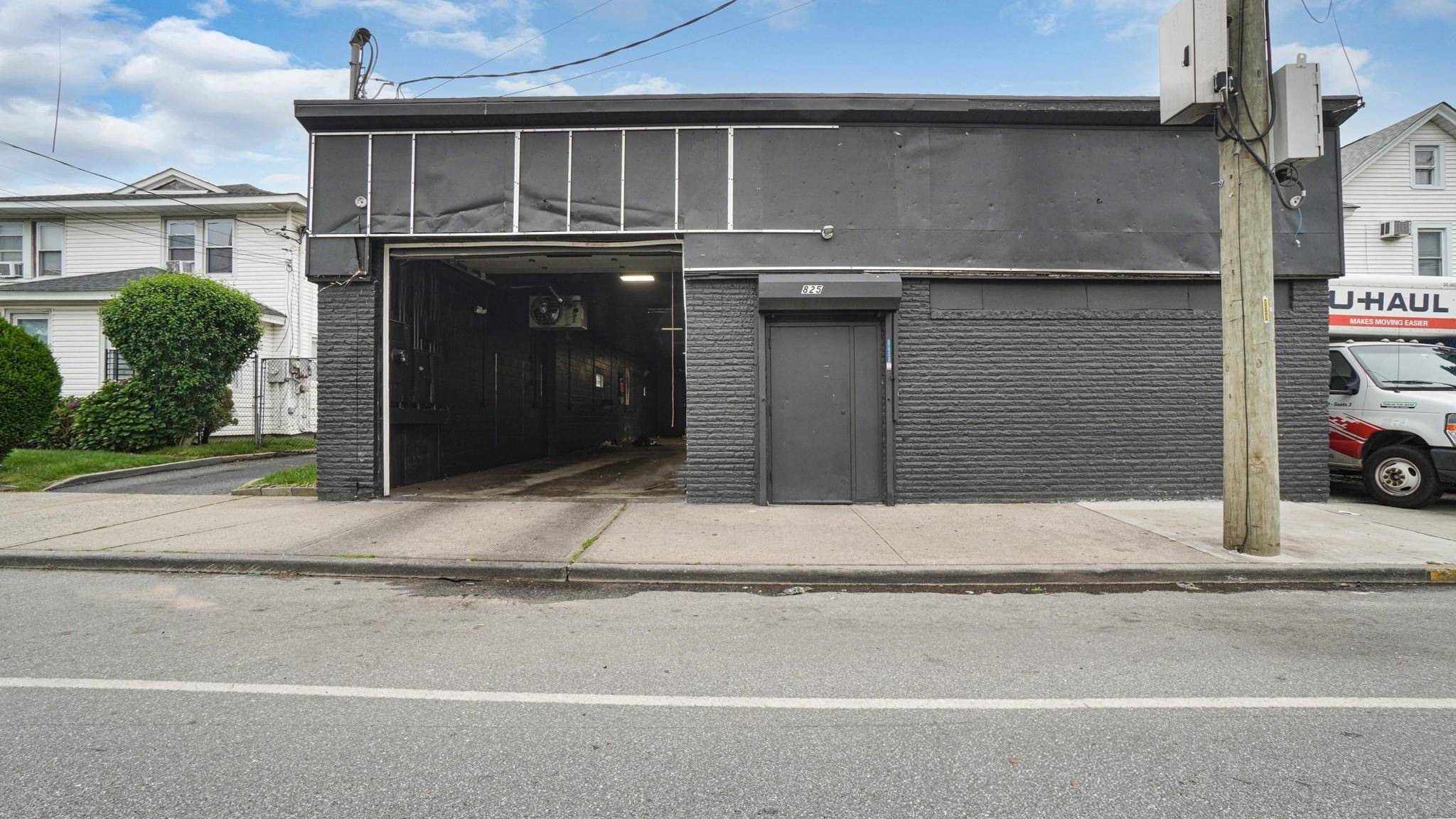 Uniondale, NY 11553,825 Nassau RD