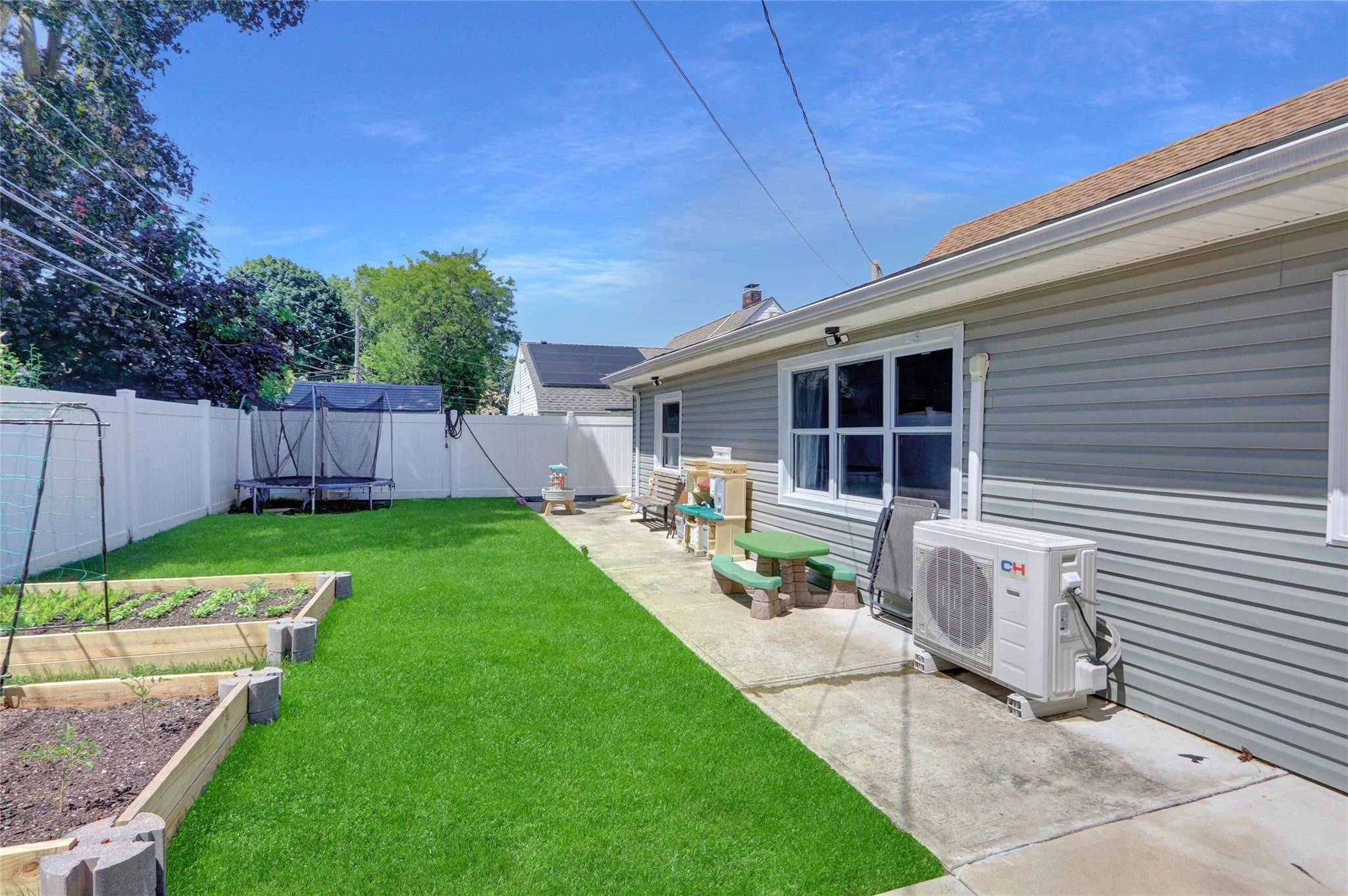 Westbury, NY 11590,206 Friends LN