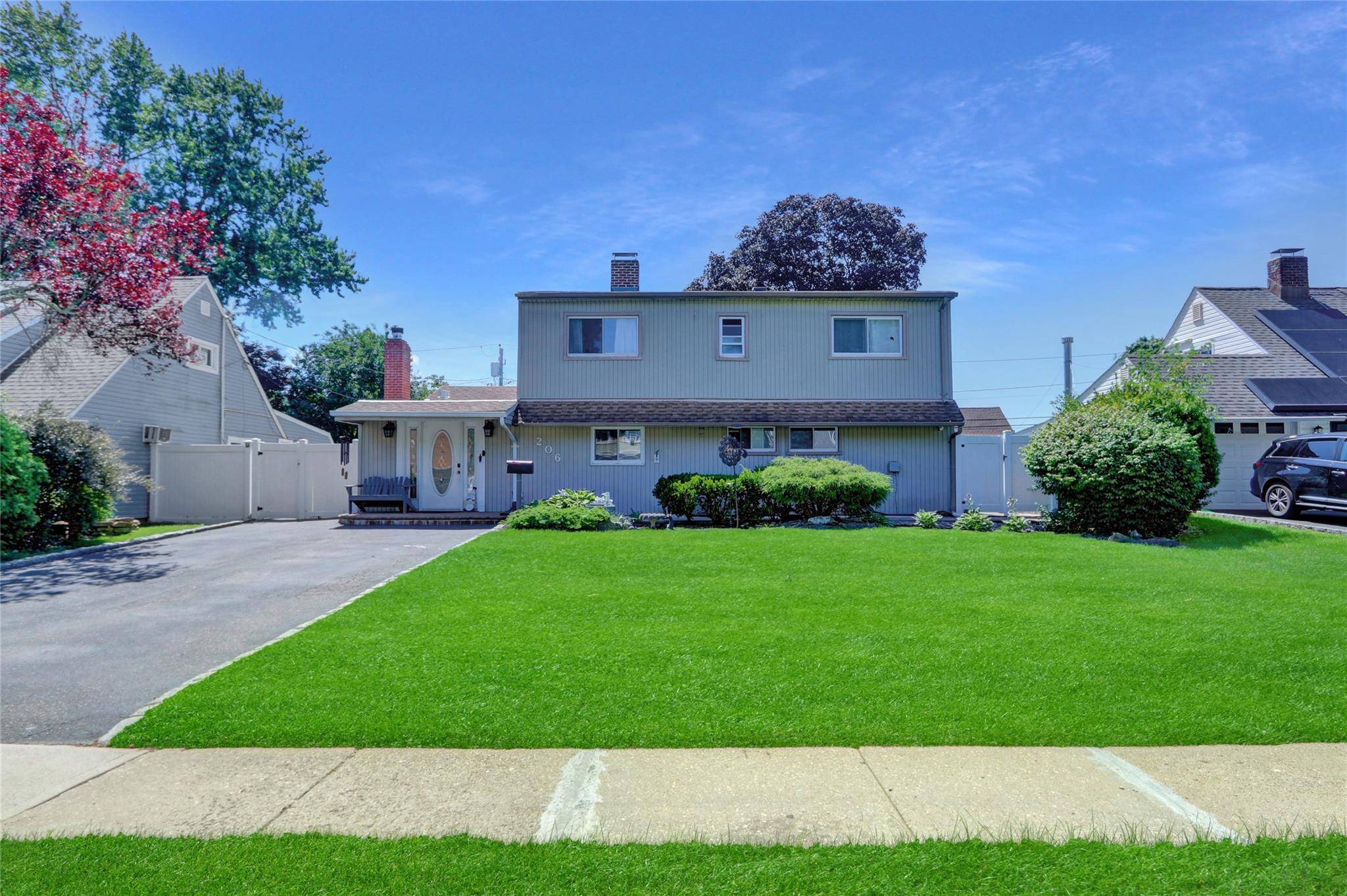 Westbury, NY 11590,206 Friends LN