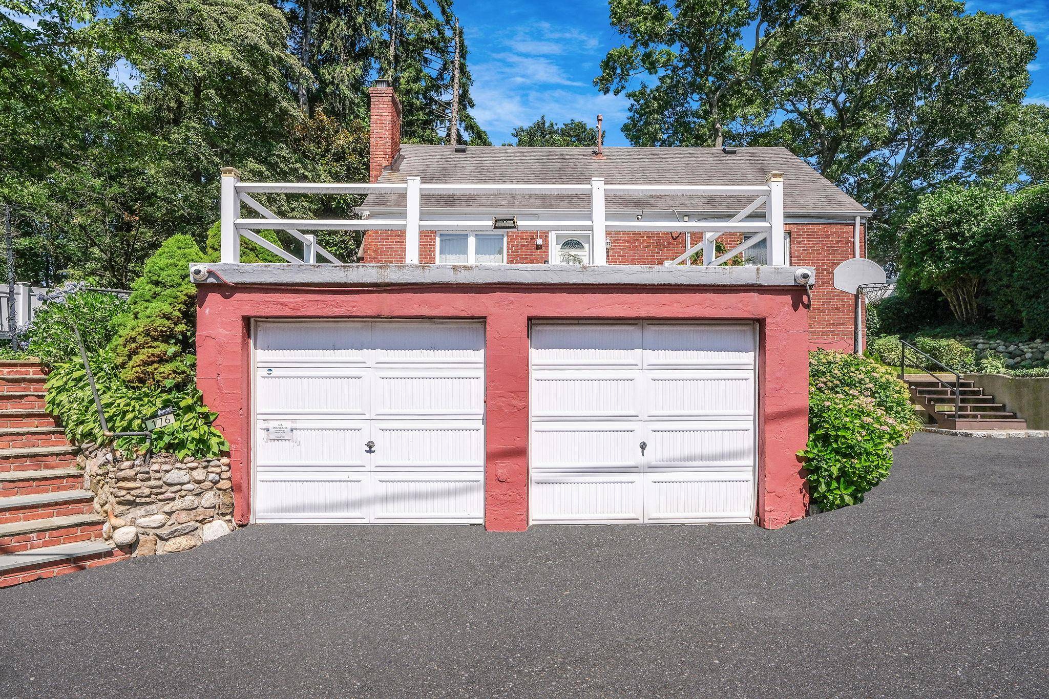 East Northport, NY 11731,176 Vernon Valley RD