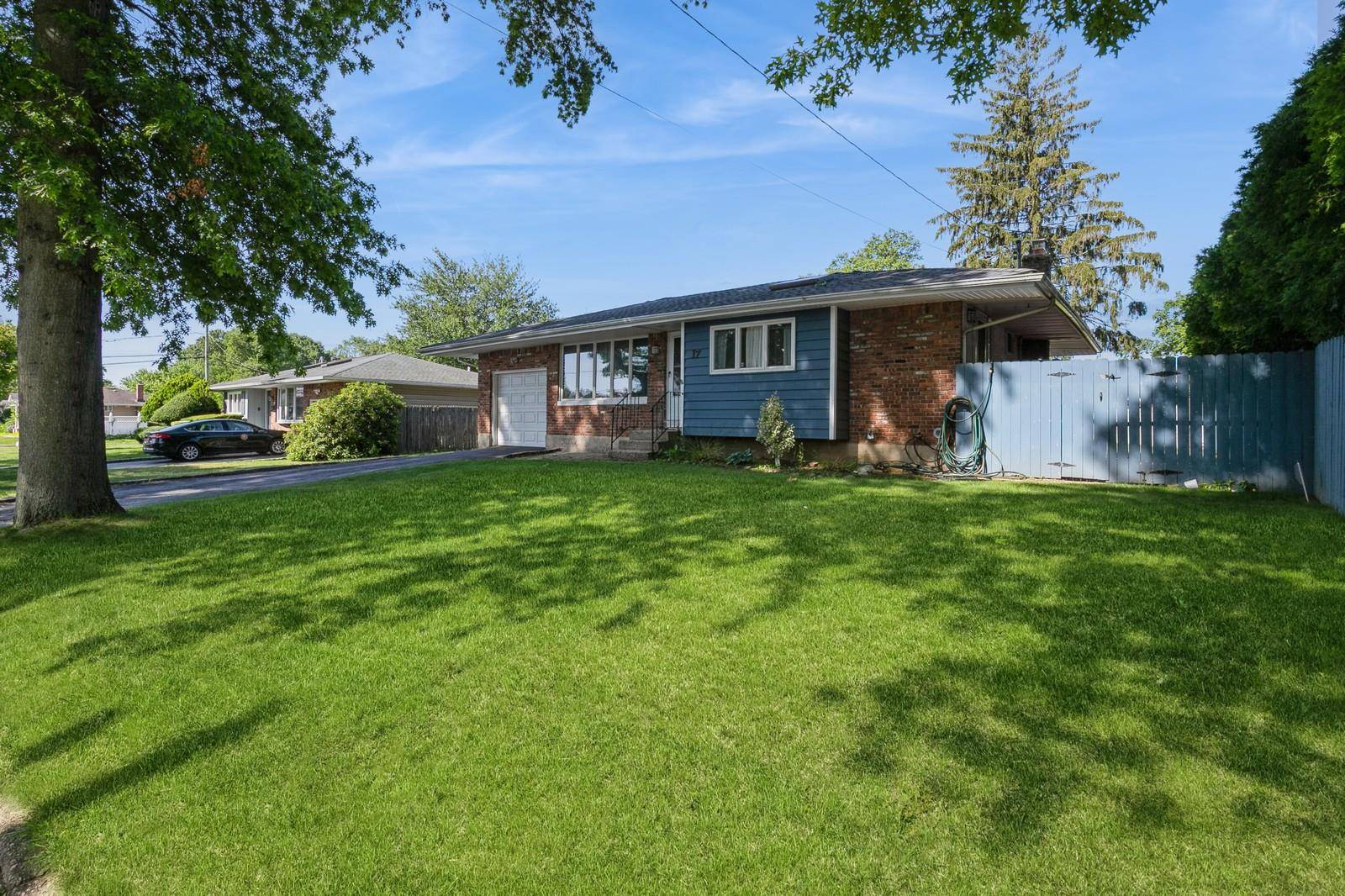 Commack, NY 11725,17 Sugarwood LN