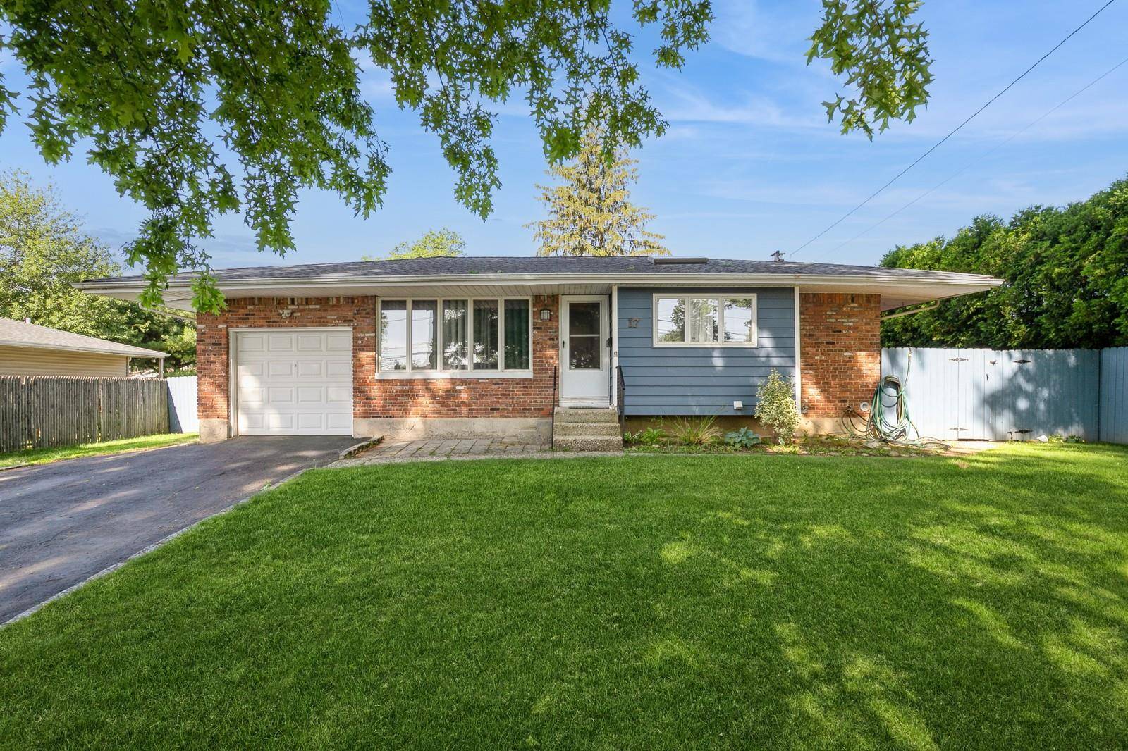 Commack, NY 11725,17 Sugarwood LN