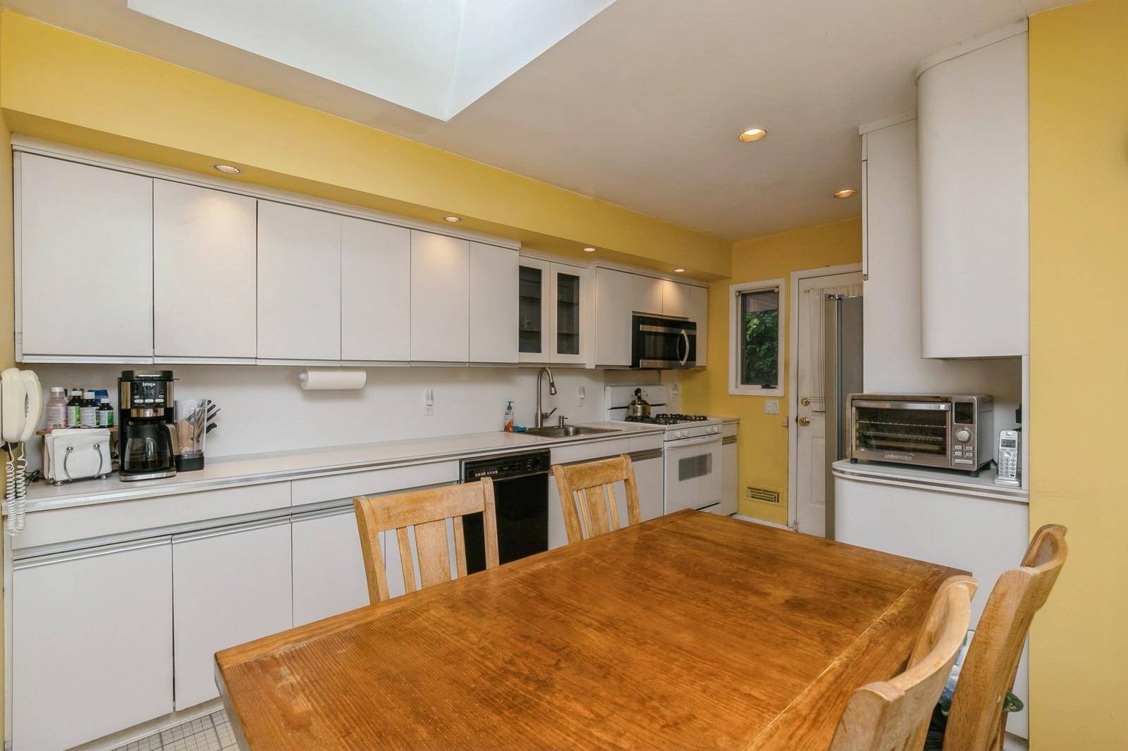 Commack, NY 11725,17 Sugarwood LN