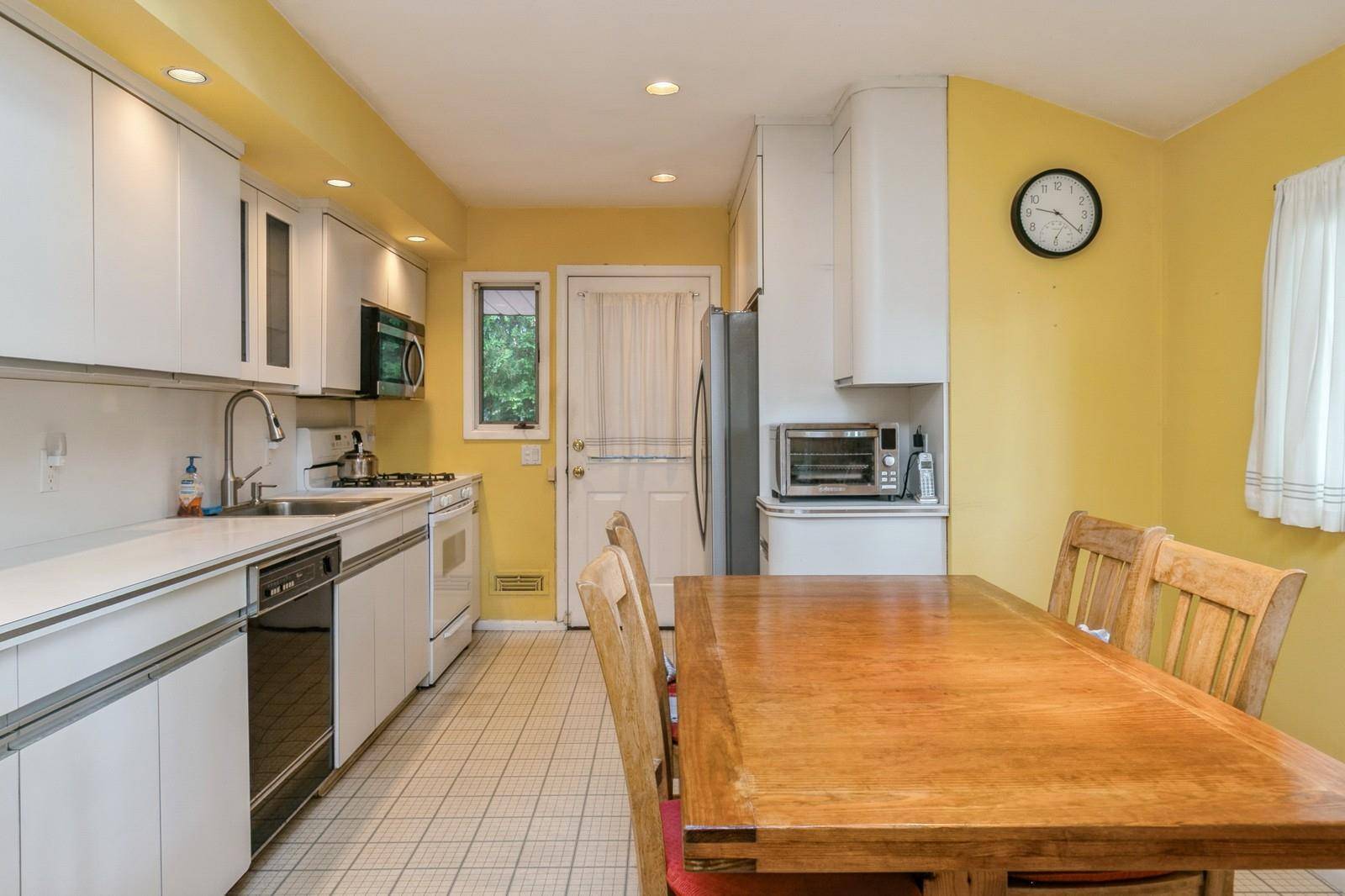 Commack, NY 11725,17 Sugarwood LN