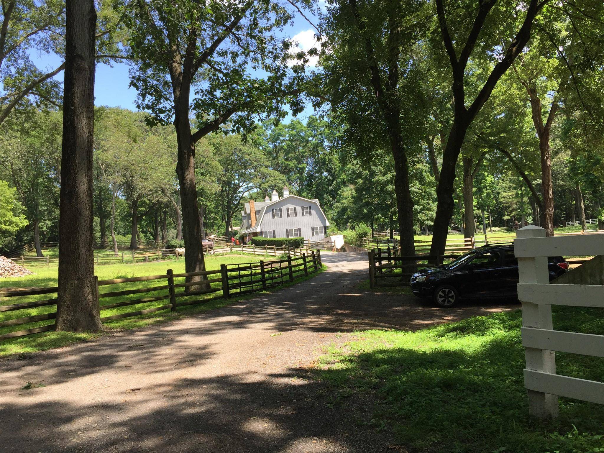Locust Valley, NY 11560,4 Valley RD