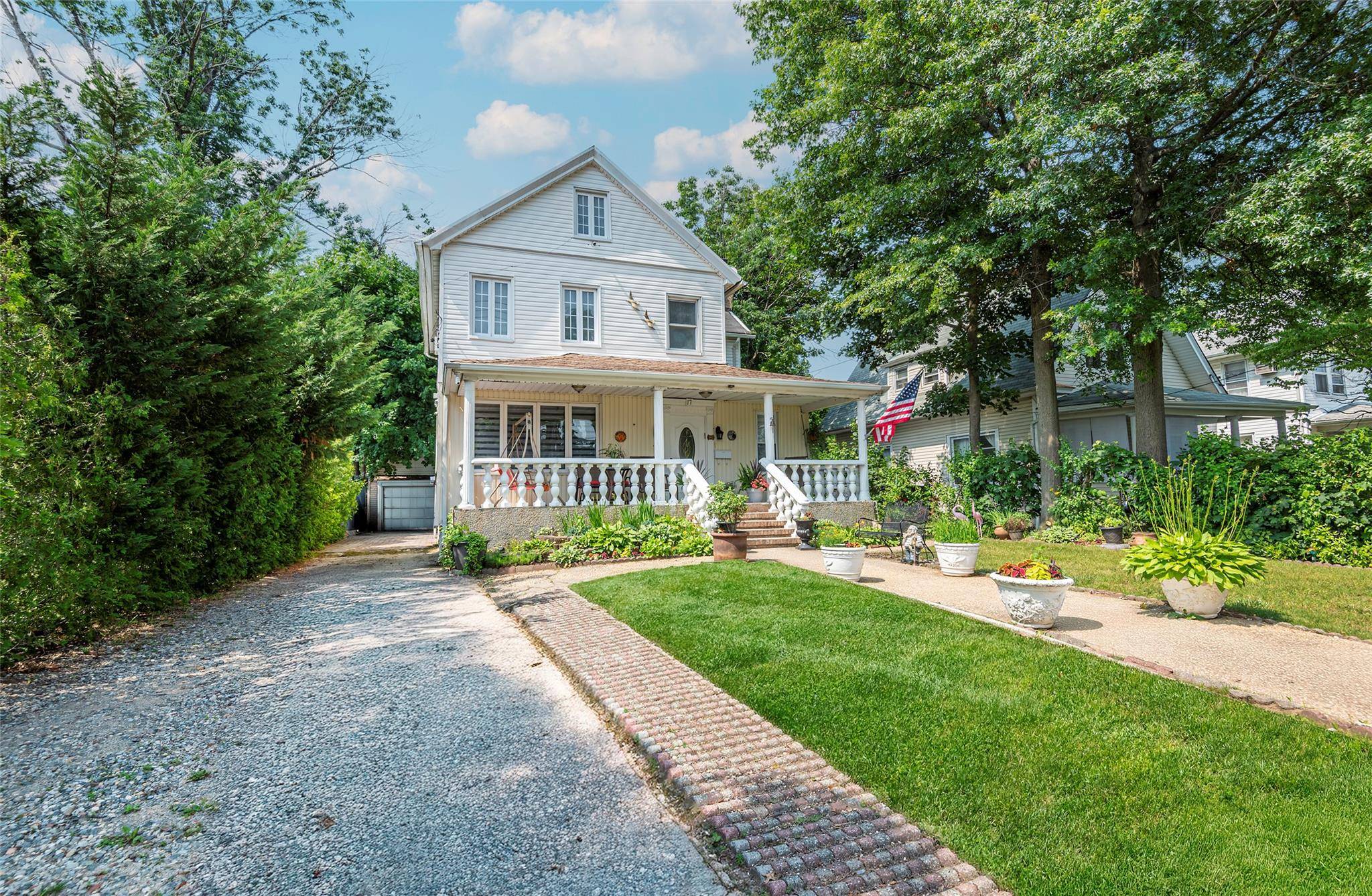 Great Neck, NY 11024,17 Hicks LN