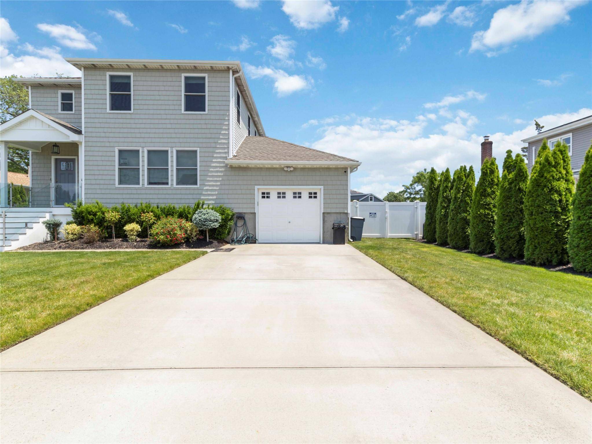 East Massapequa, NY 11758,1 A E Hamilton AVE