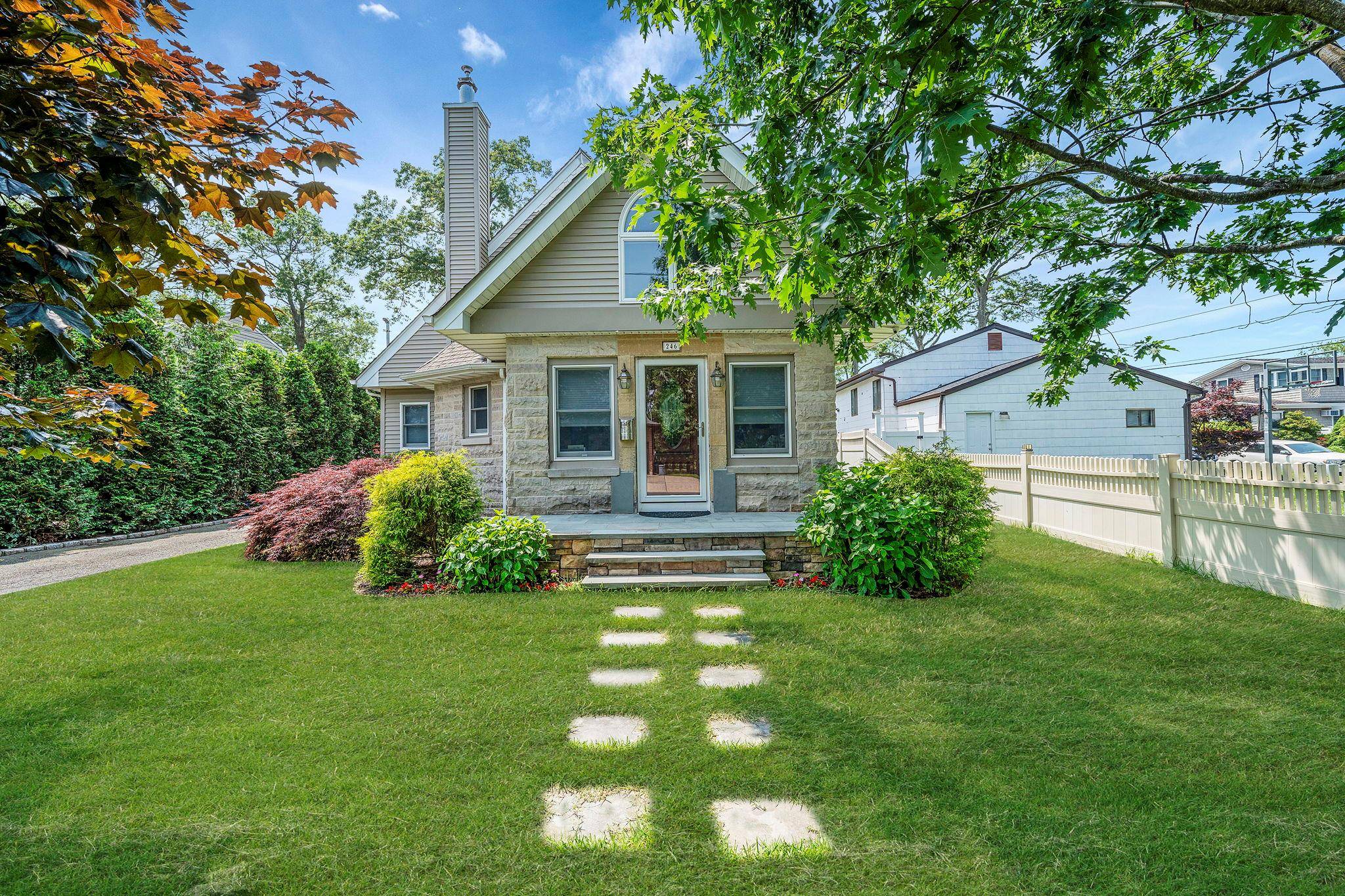 Babylon, NY 11702,246 Cadman AVE