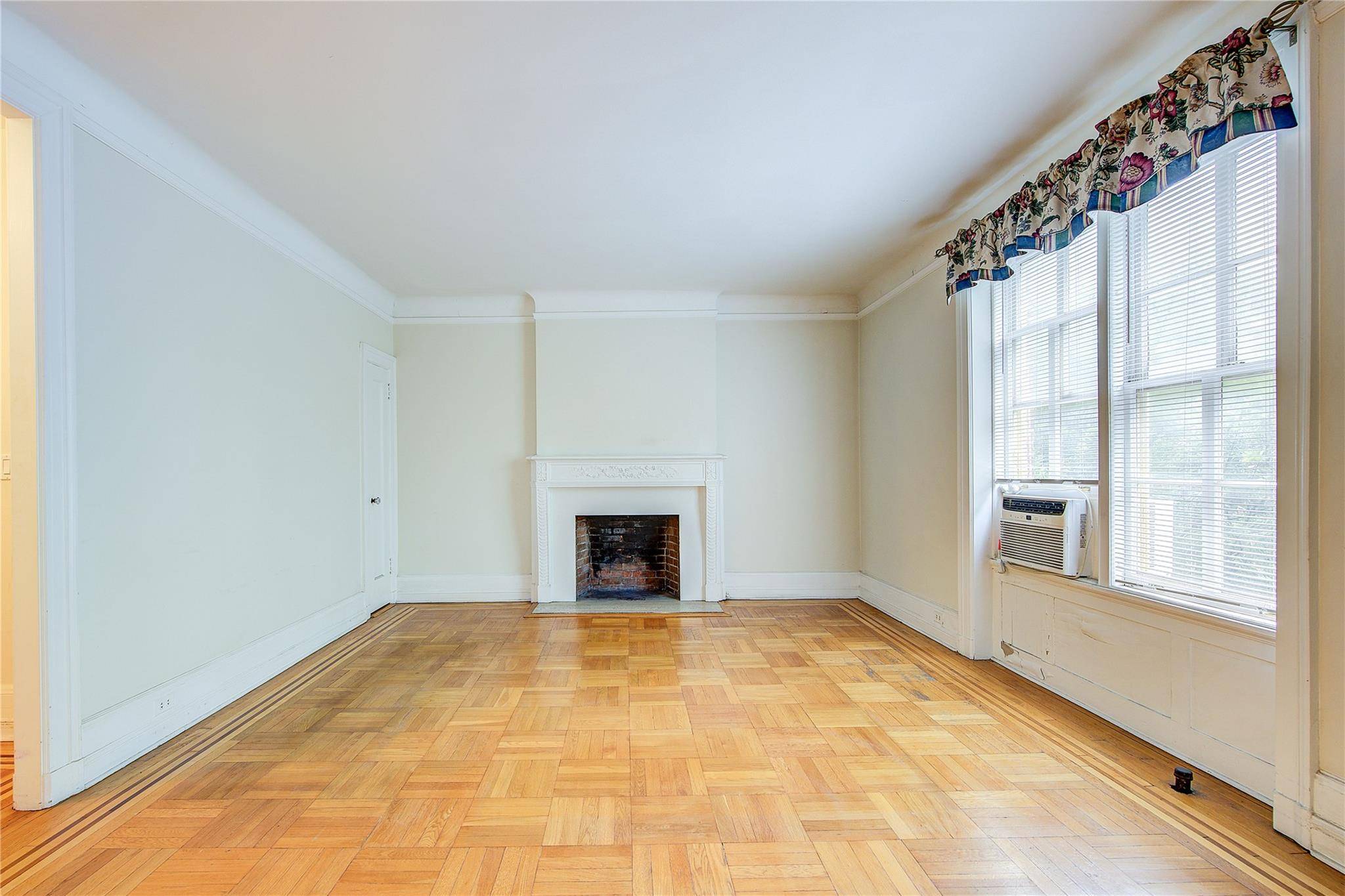 Jackson Heights, NY 11372,34-30 81st ST #32
