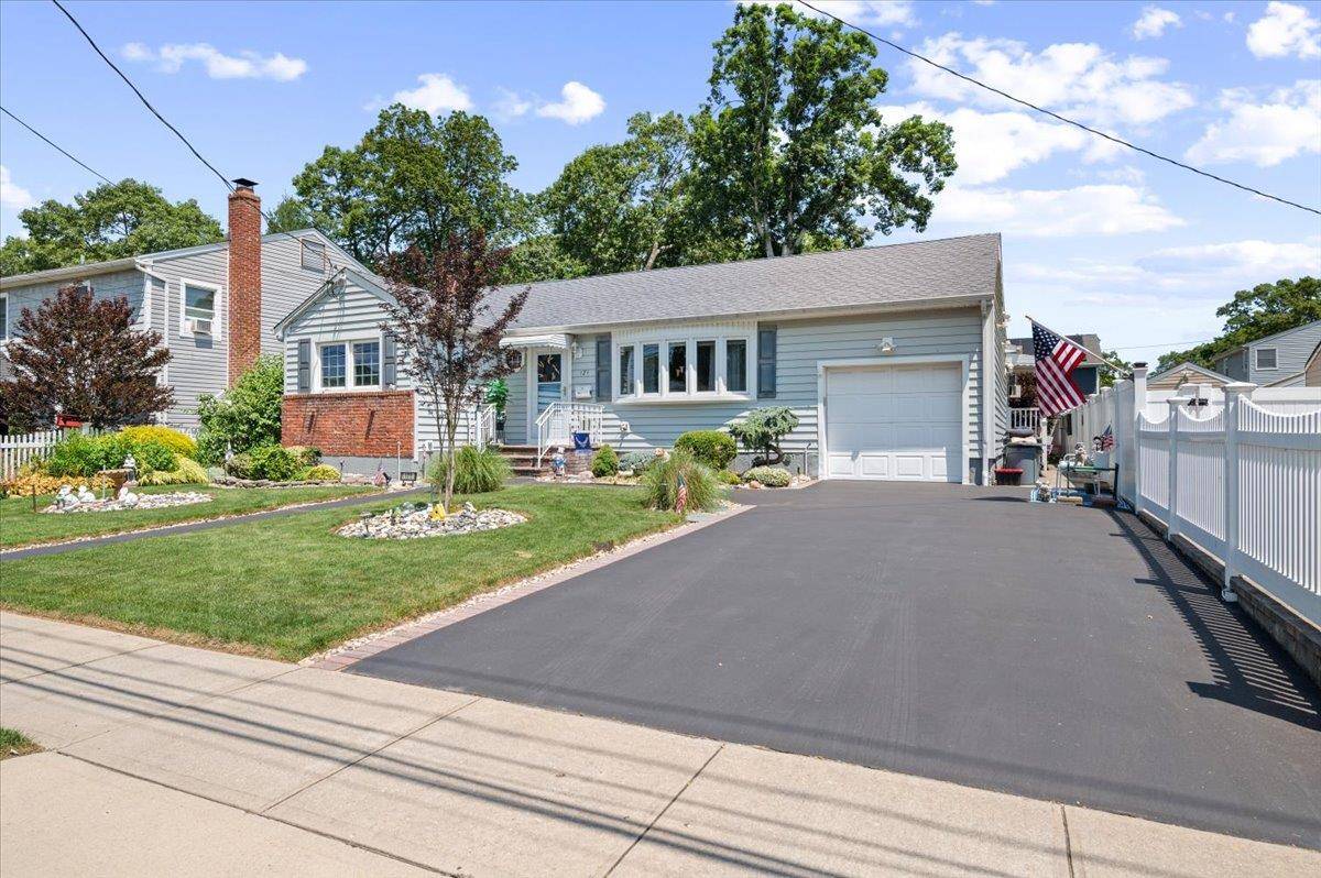 Massapequa Park, NY 11762,171 McKinley ST