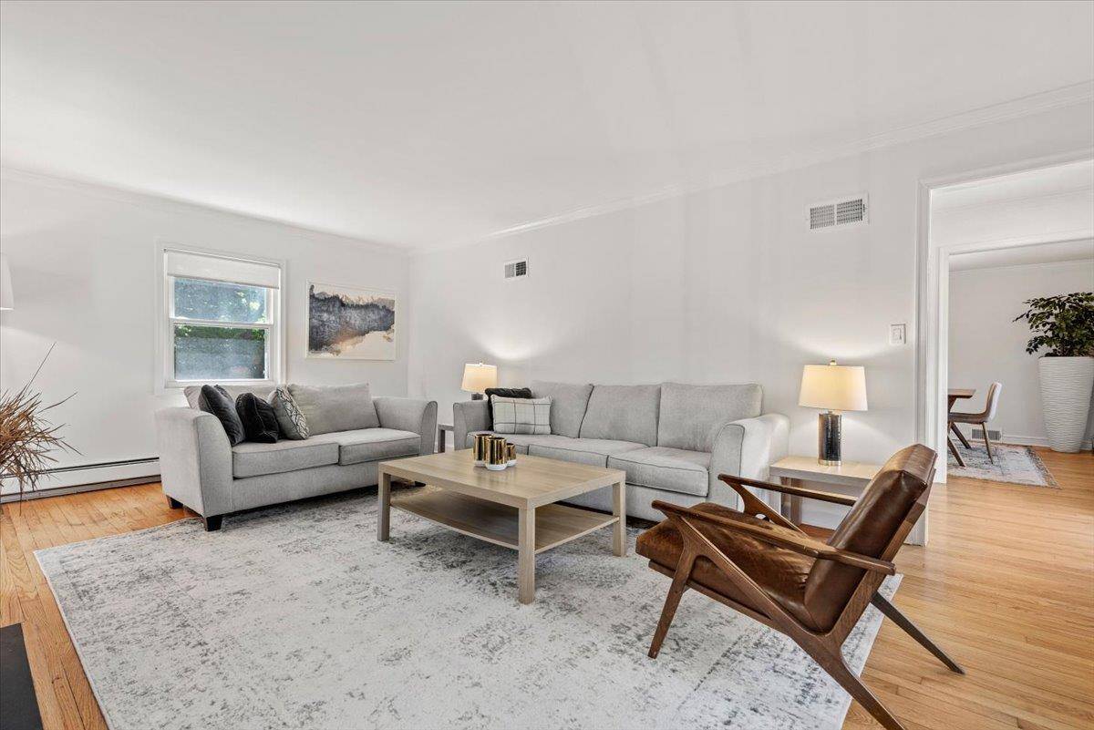 Scarsdale, NY 10583,16 Standish DR
