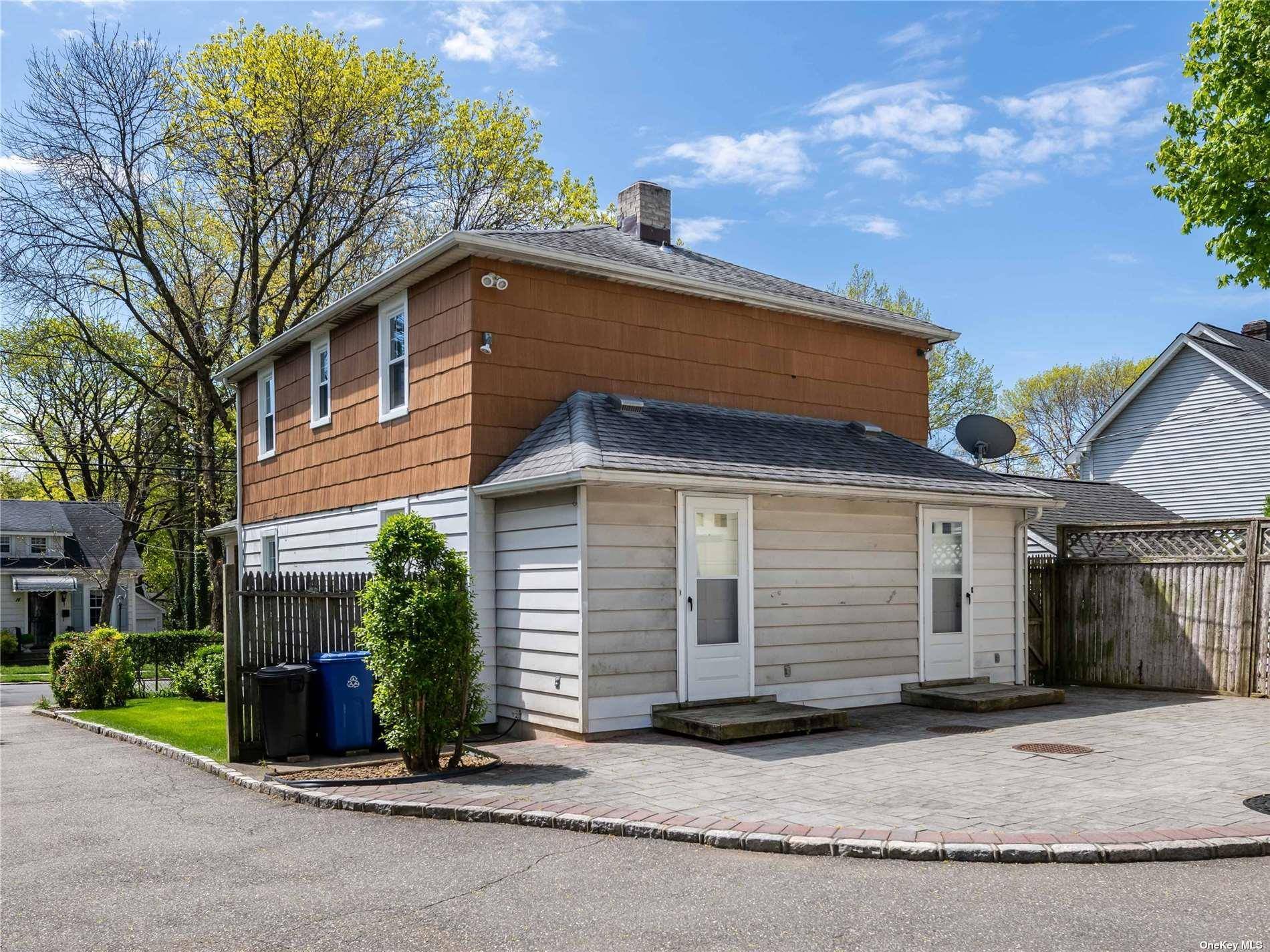 Manhasset, NY 11030,11 3 Rd ST #B