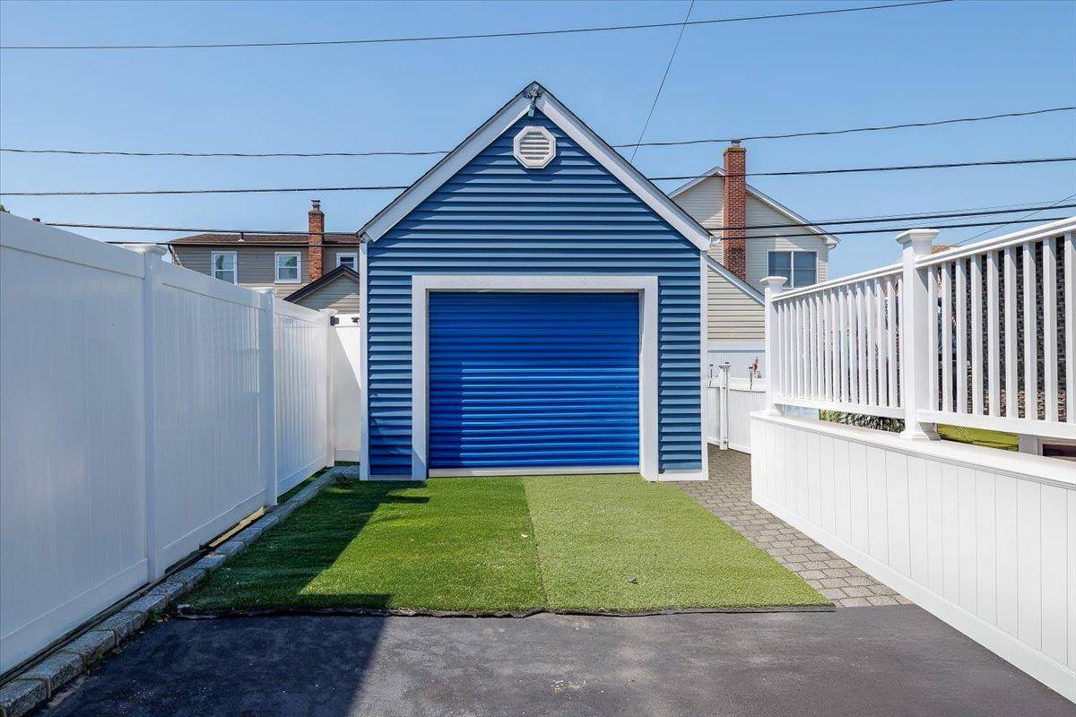 Lindenhurst, NY 11757,209 Venetian BLVD