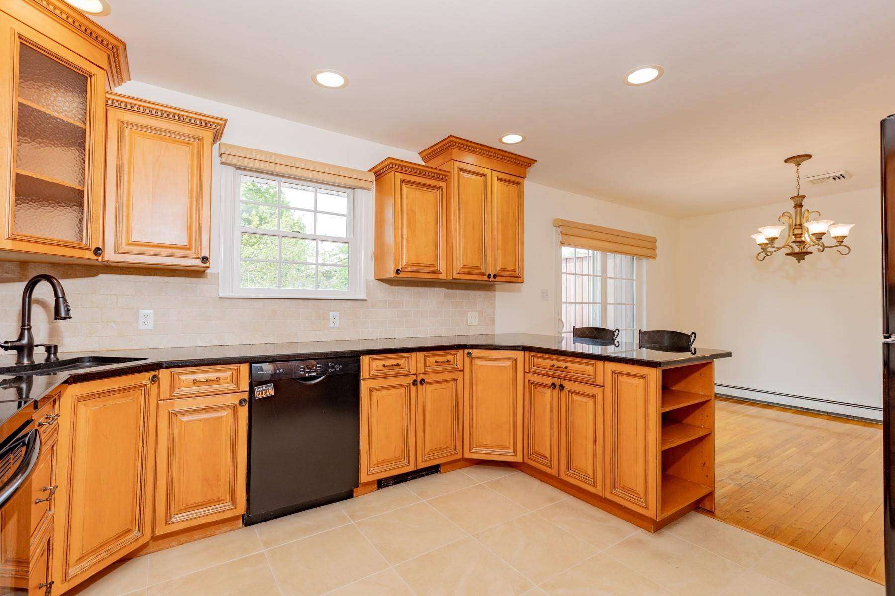 West Islip, NY 11795,520 Hyman AVE