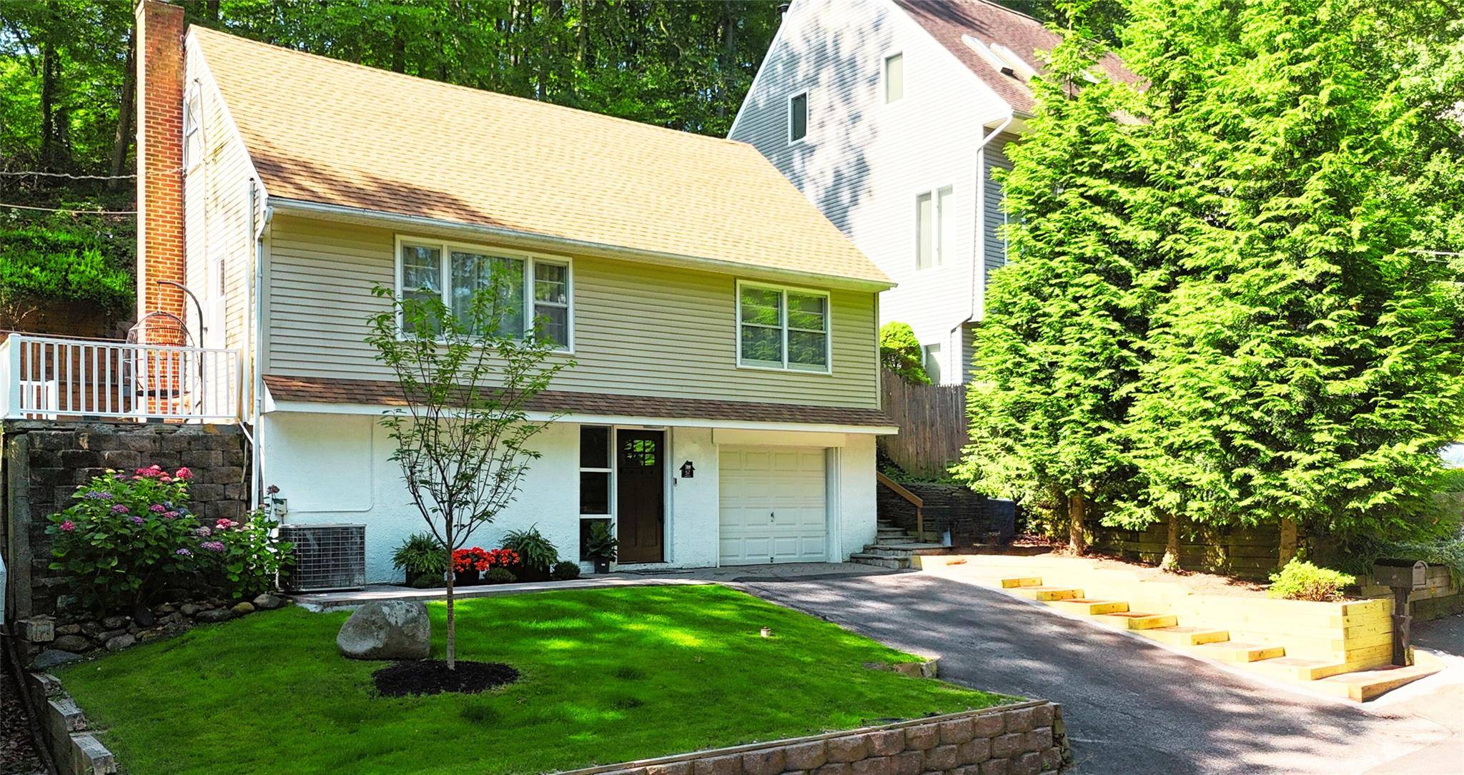 Centerport, NY 11721,57 Oakdale RD
