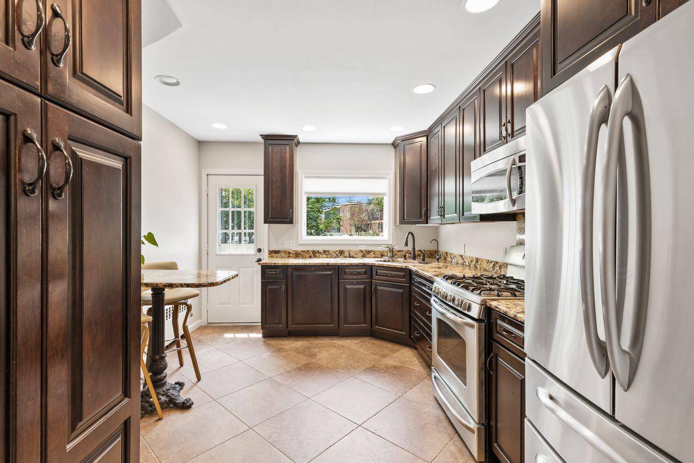 East Rockaway, NY 11518,8 Walnut RD
