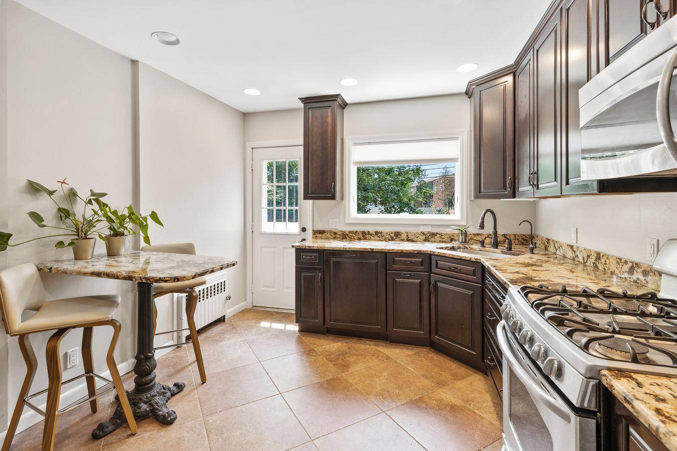 East Rockaway, NY 11518,8 Walnut RD