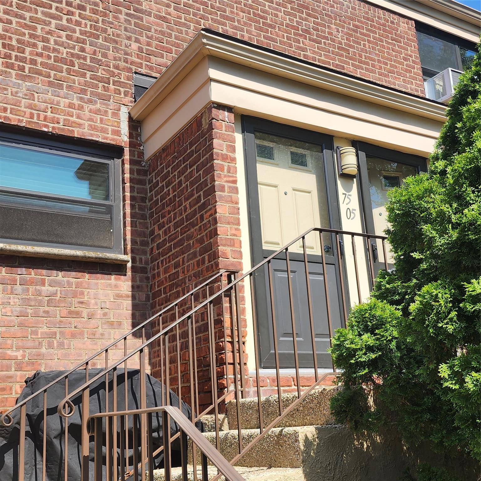 Oakland Gardens, NY 11364,75-05 217th Street #UPPER