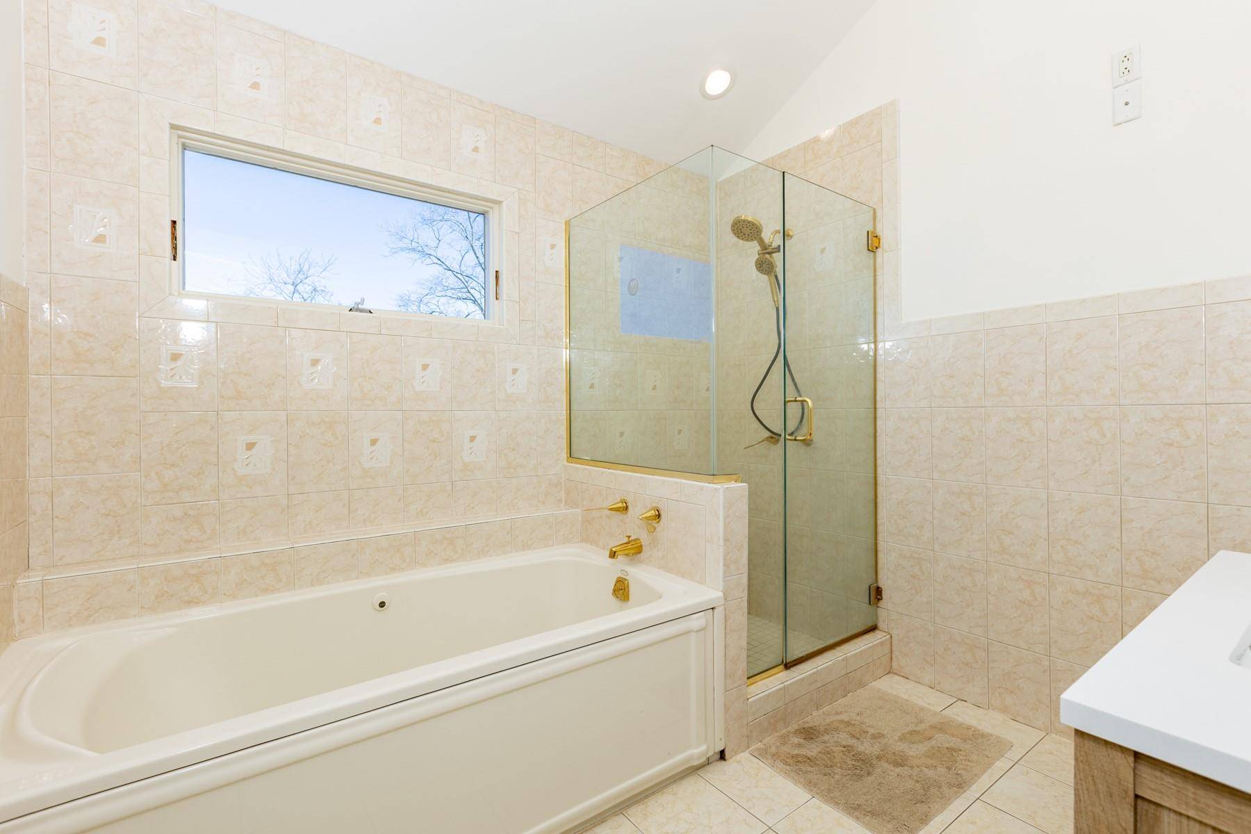 Massapequa, NY 11758,56 Riverdale AVE