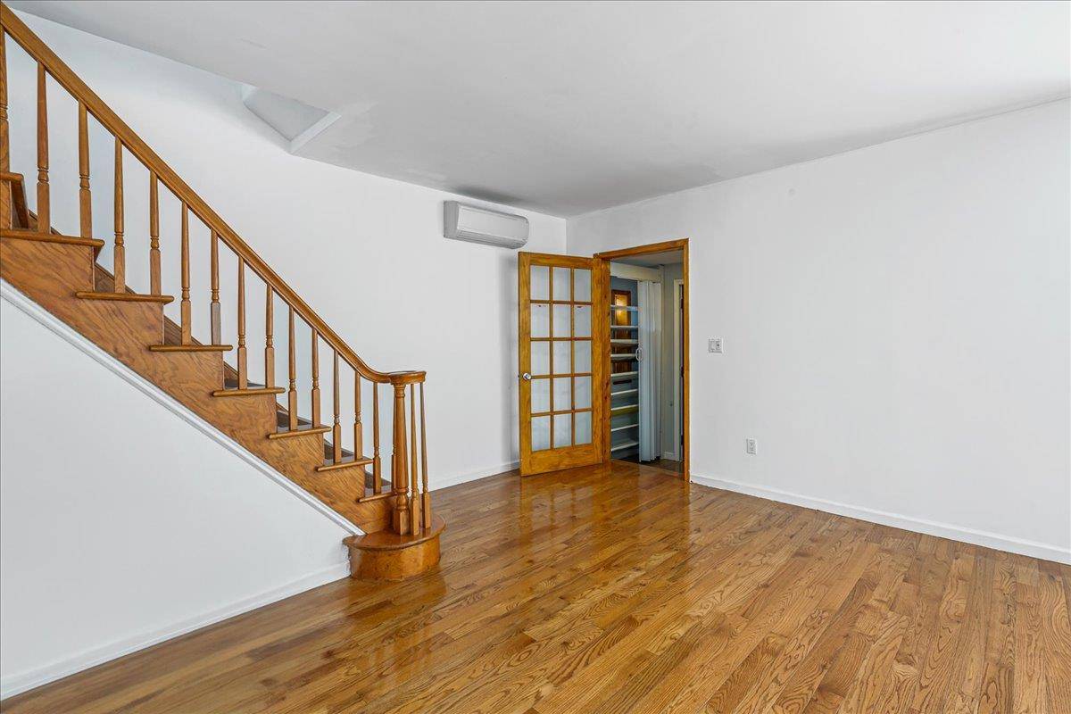 Flushing, NY 11358,29-34 161st ST