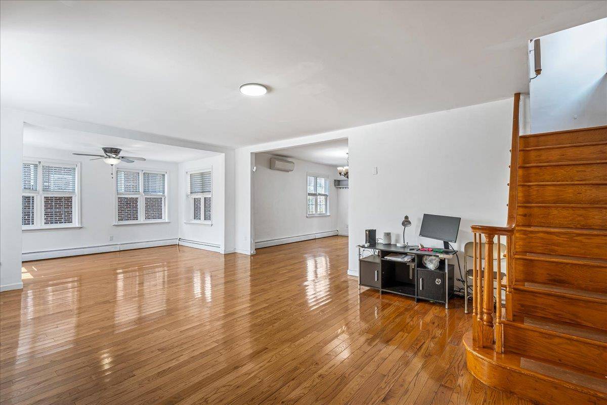 Flushing, NY 11358,29-34 161st ST