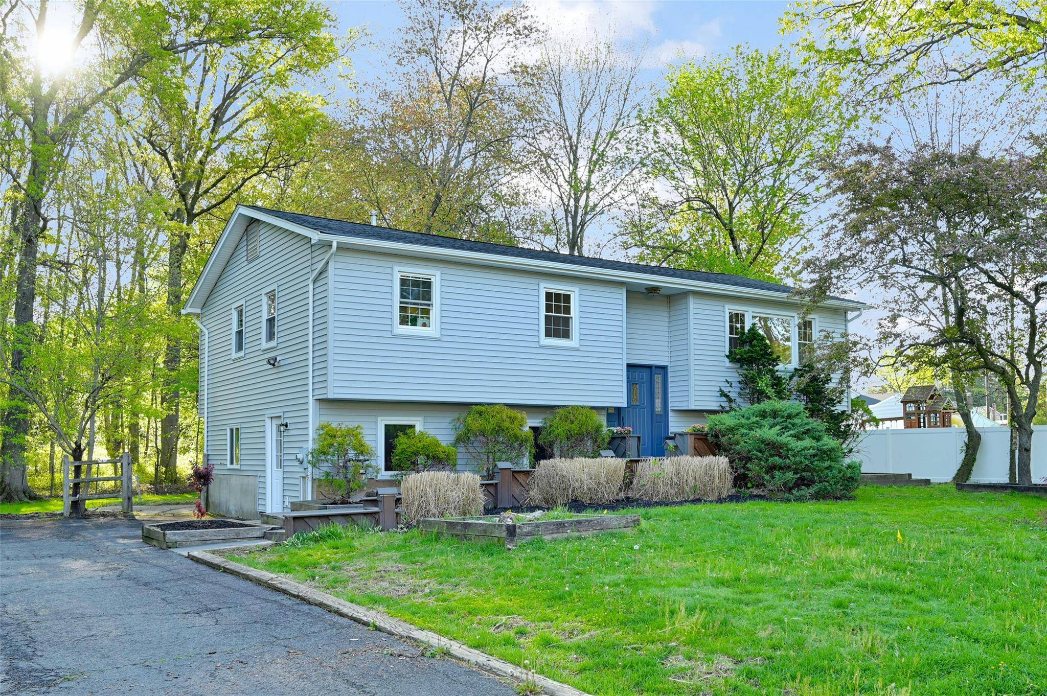 Bardonia, NY 10954,23 White Oak Ln