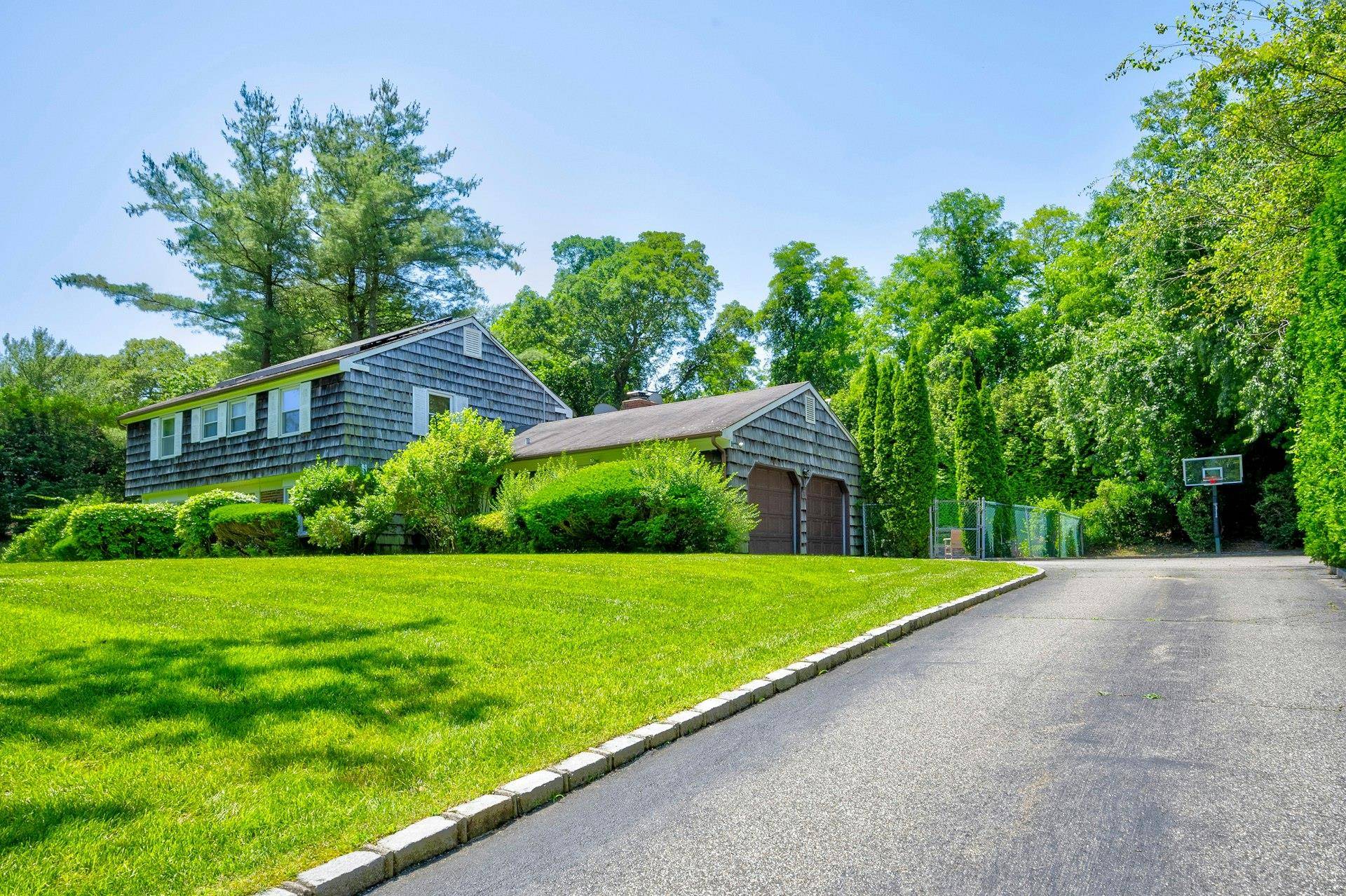 Dix Hills, NY 11746,19 Pettit DR