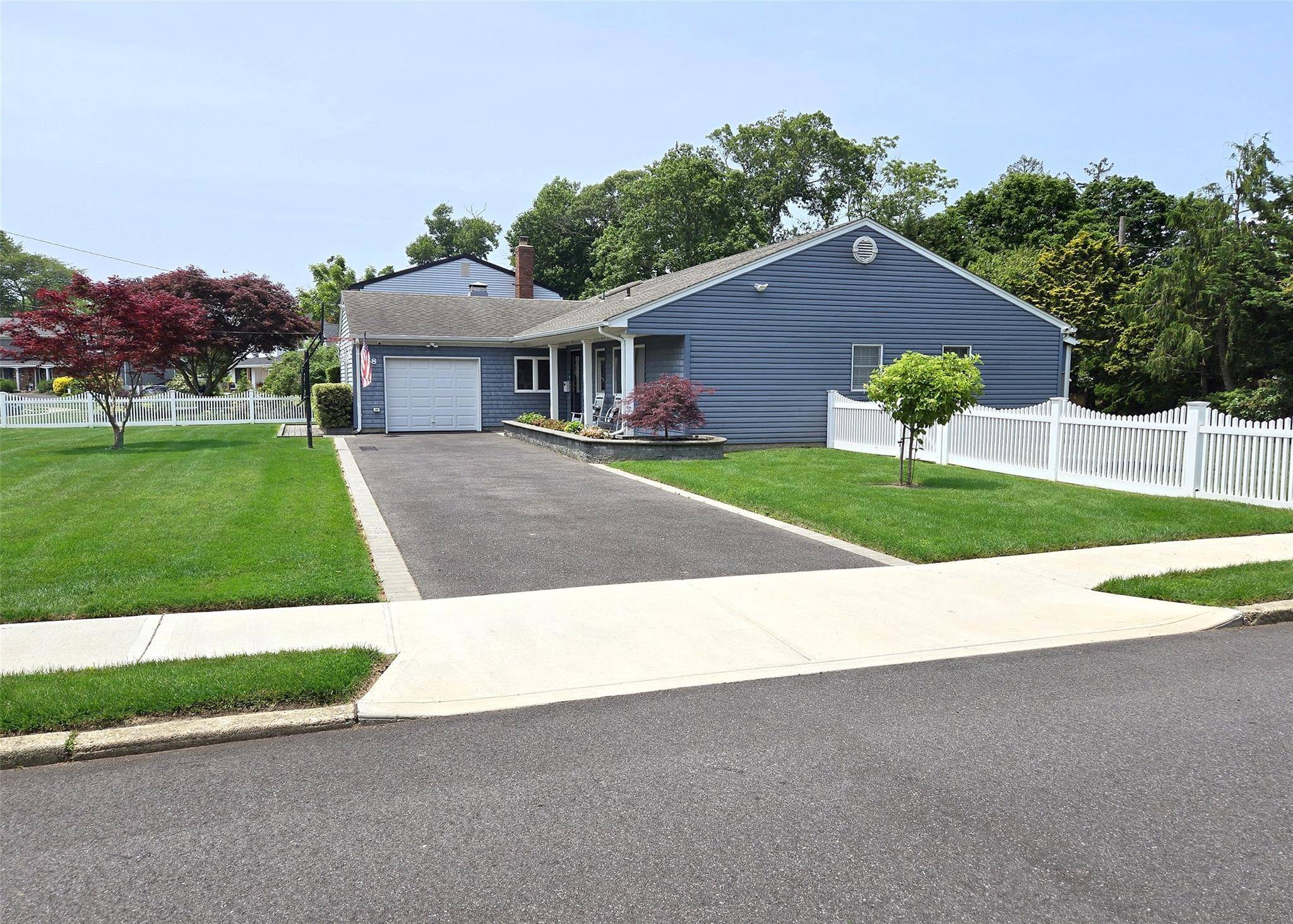 Sayville, NY 11782,68 Palmer DR