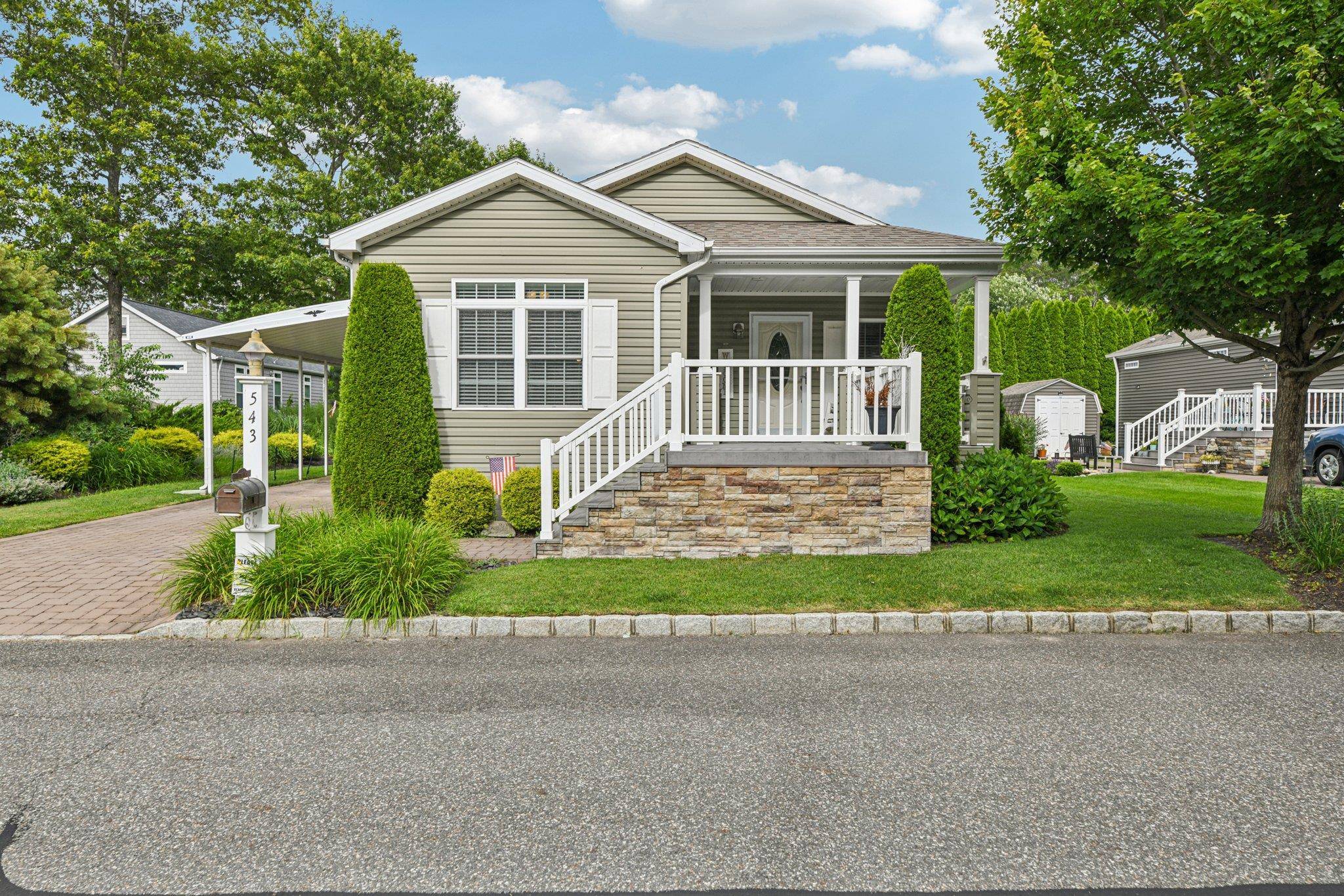 Riverhead, NY 11901,1661 Old Country RD #543