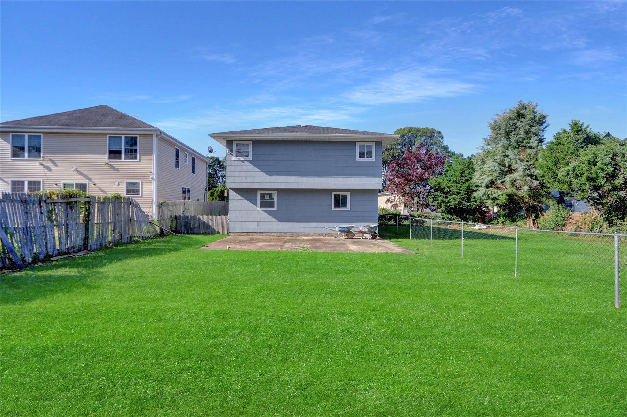 West Hempstead, NY 11552,9 Rhodes LN