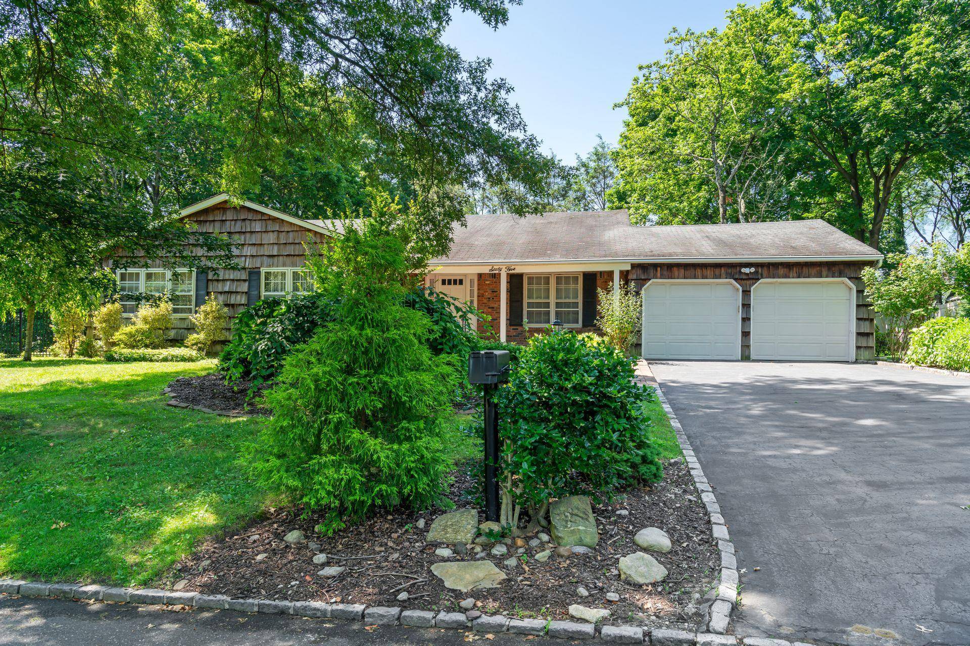 Roslyn Harbor, NY 11576,65 Eden WAY