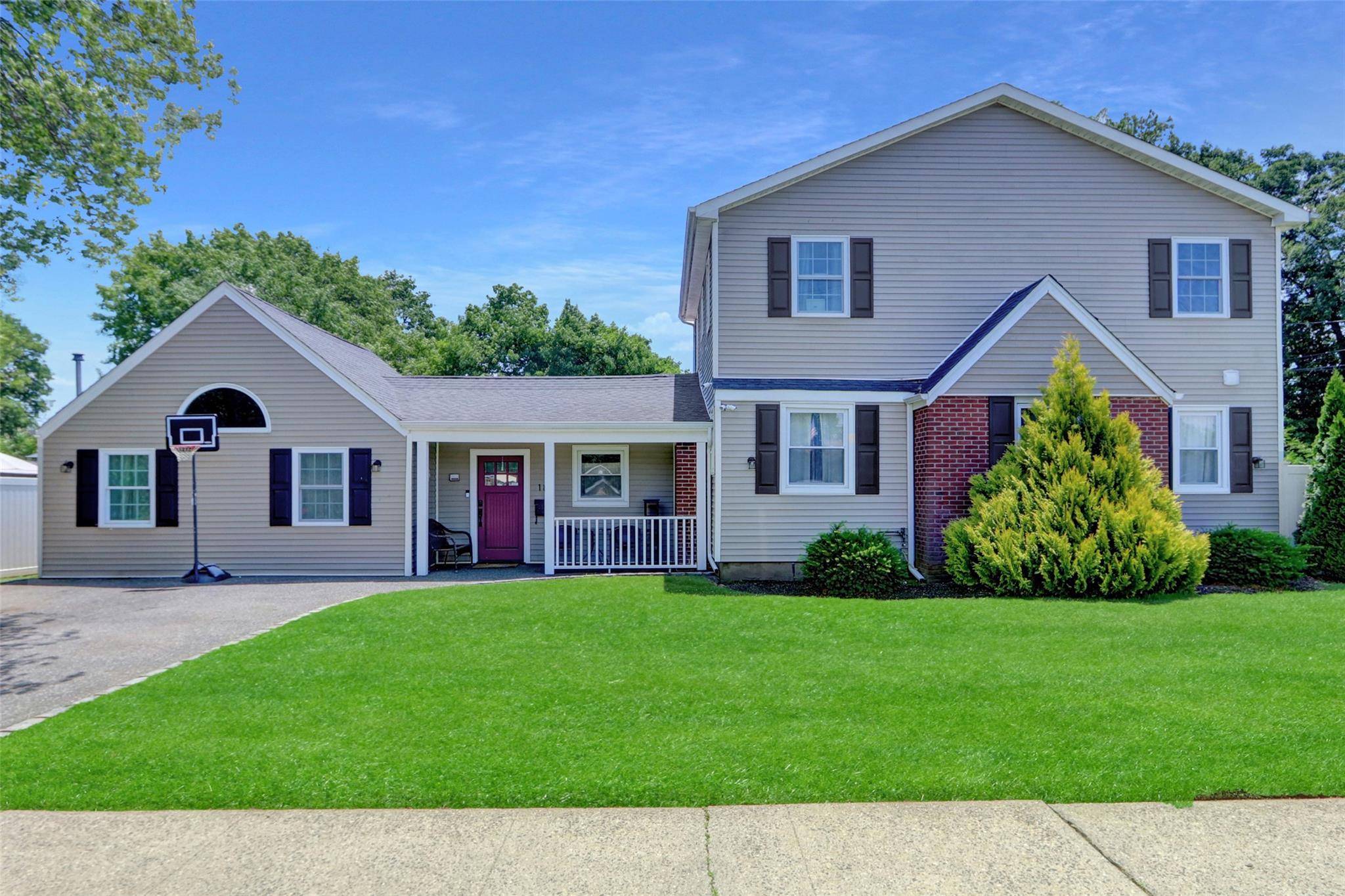 Farmingdale, NY 11735,18 Beverly RD