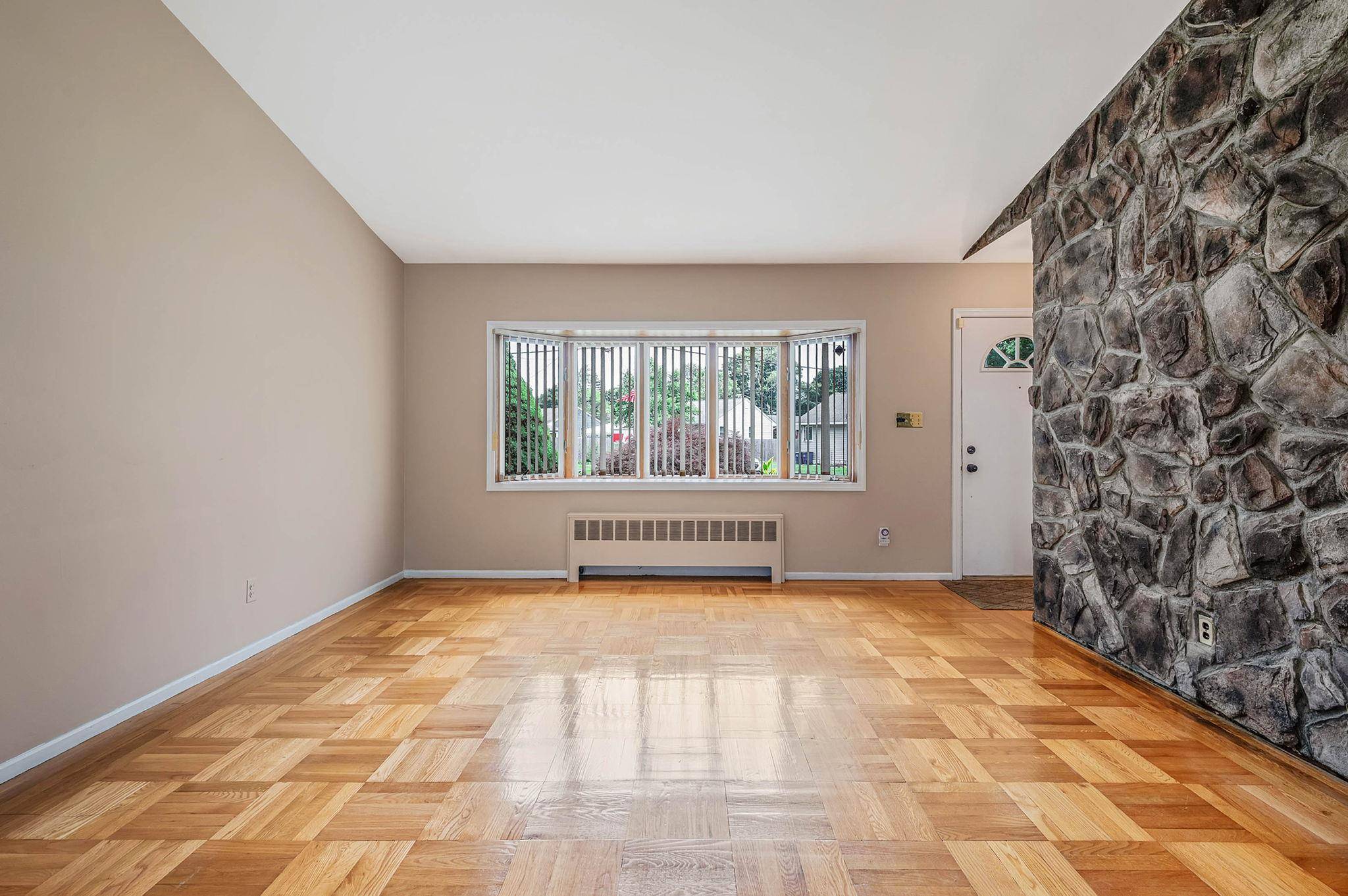 Huntington Station, NY 11746,4 Firtree LN